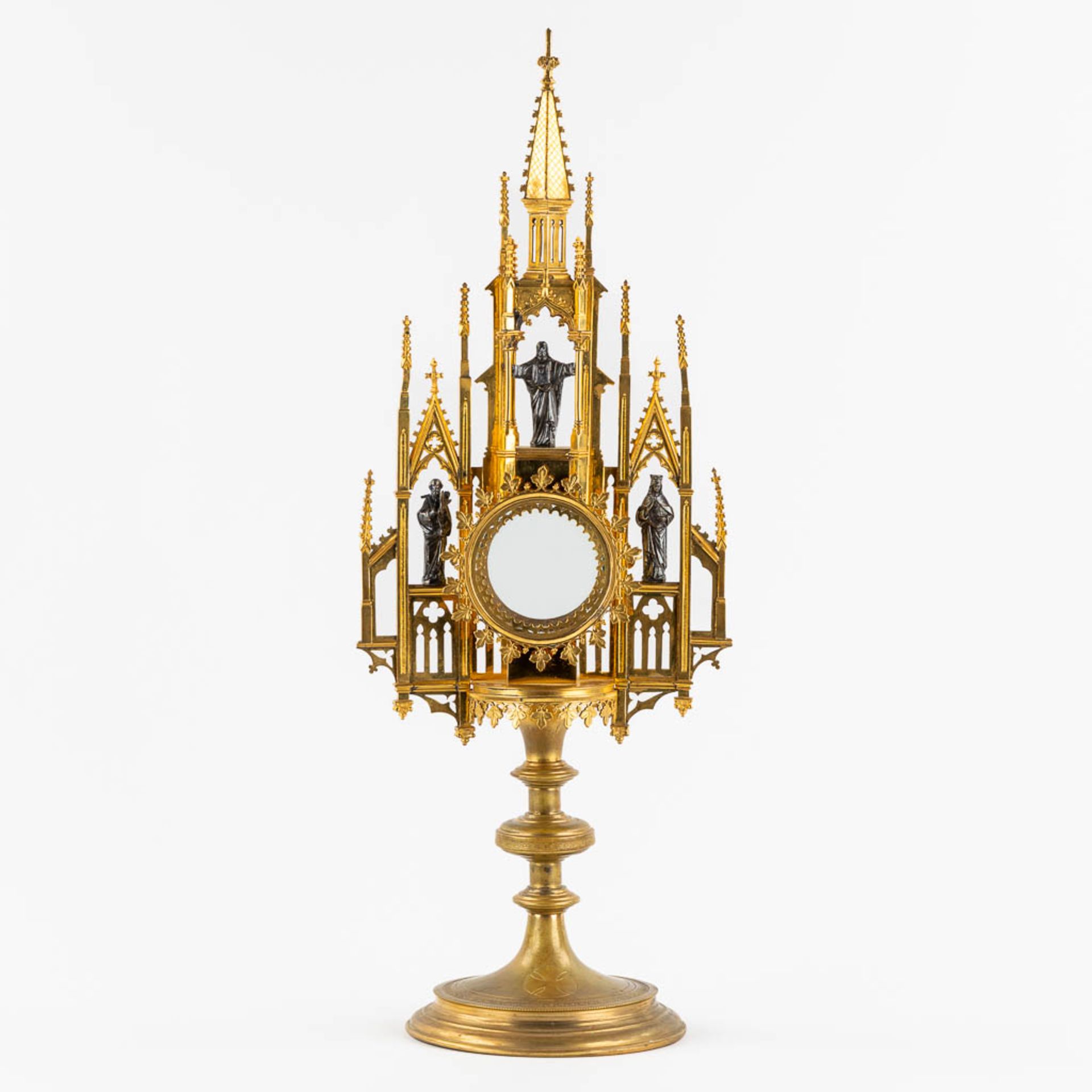 A Tower monstrance, gilt and silver plated brass, Gothic Revival. 19th C. (W:21,5 x H:58 cm)