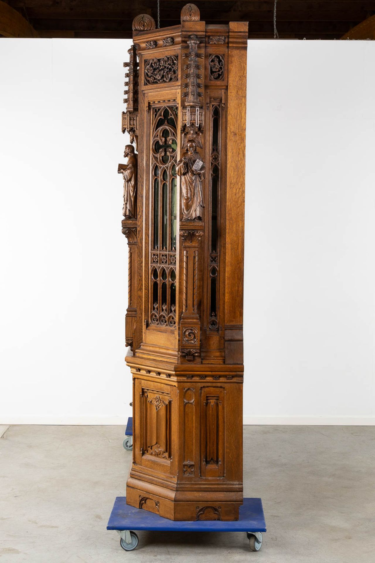 An exceptionally sculptured Gothic Revival library. Circa 1900. (L:62 x W:236 x H:264 cm) - Image 4 of 19