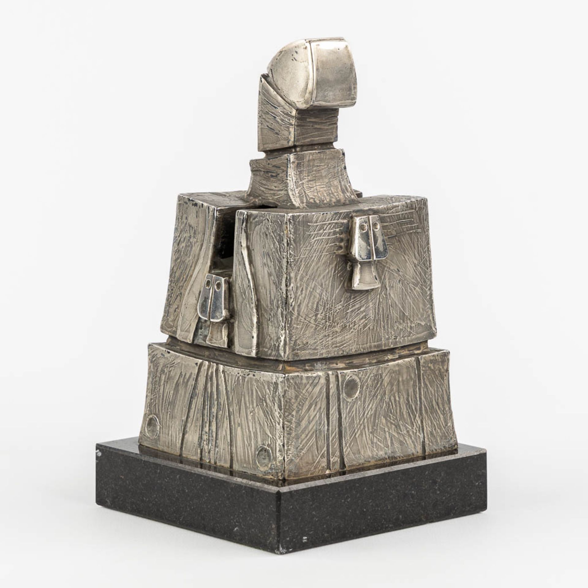 Hubert MINNEBO (1940) 'Monument van de begeerte op de kruispunt van zijn verlangens', silver. (L:10 