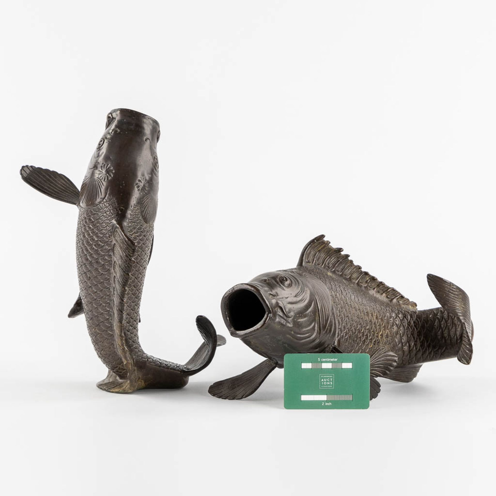 A pair of patinated bronze figurine of Koi, Japan. 20th C. (L:22 x W:29 x H:16 cm) - Image 12 of 12