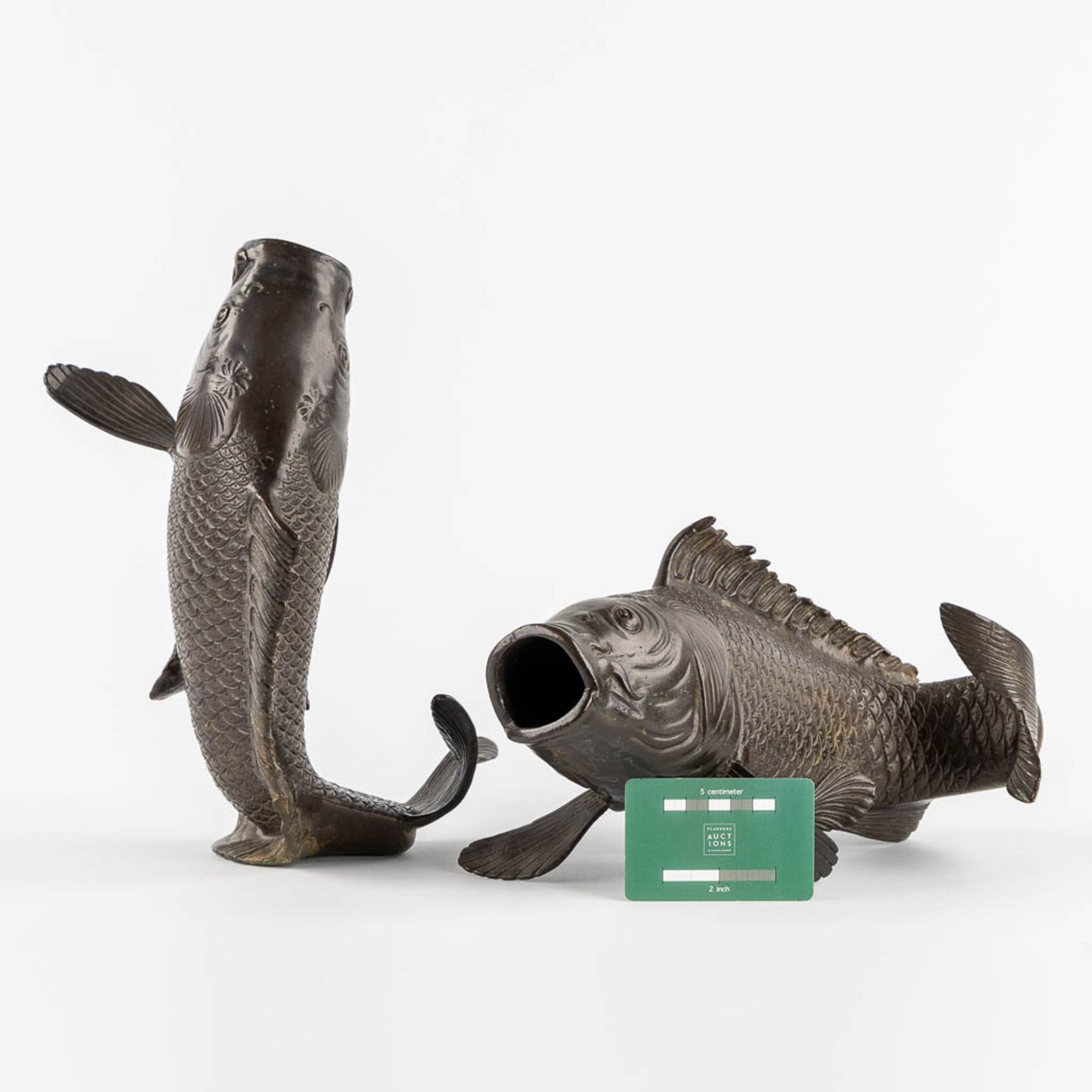 A pair of patinated bronze figurine of Koi, Japan. 20th C. (L:22 x W:29 x H:16 cm) - Bild 12 aus 12