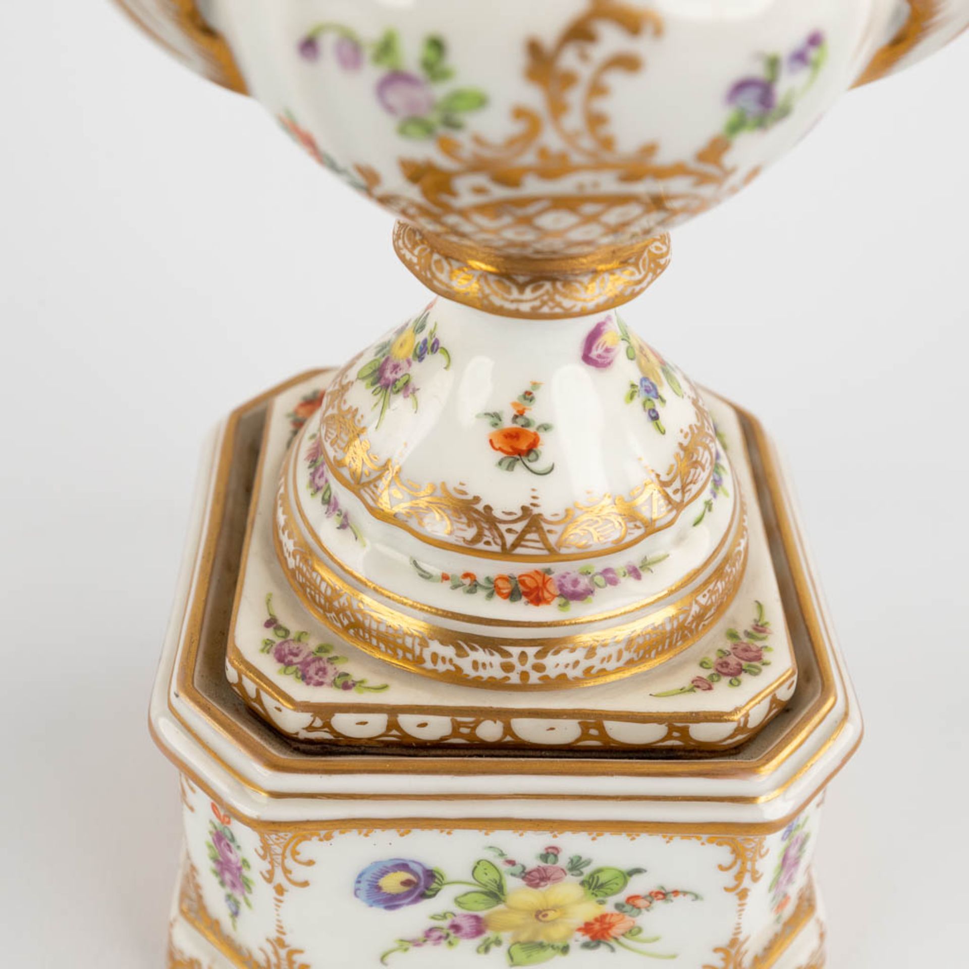 Dresden, a pair of polychrome urns with a lid. Hand-painted floral decor. (L:8,5 x W:9 x H:26 cm) - Bild 13 aus 14