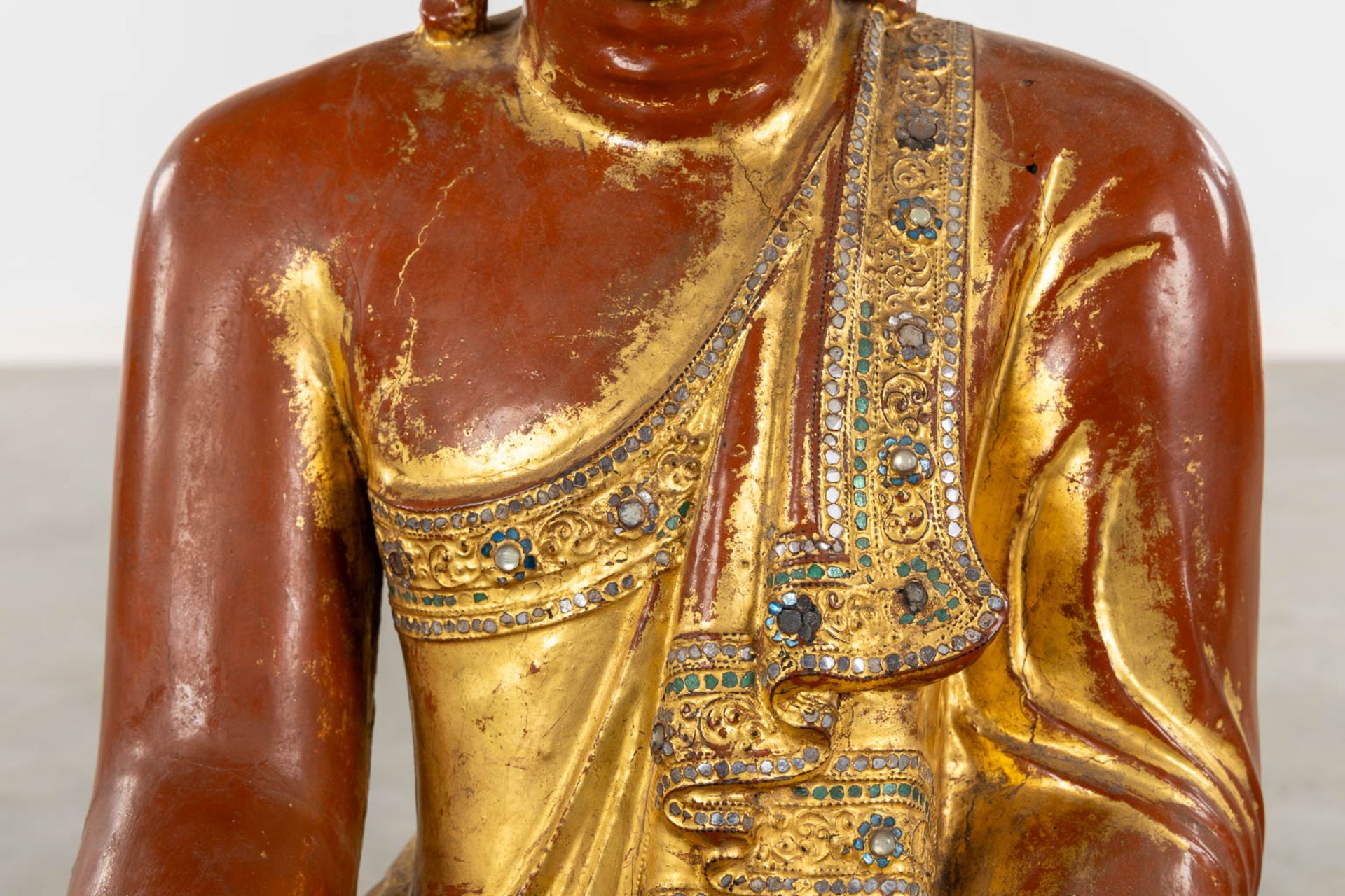 A large wood-sculptured Mandalay Buddha figure, Probably Birma, 19th C. (W:45 x H:72 cm) - Image 9 of 14