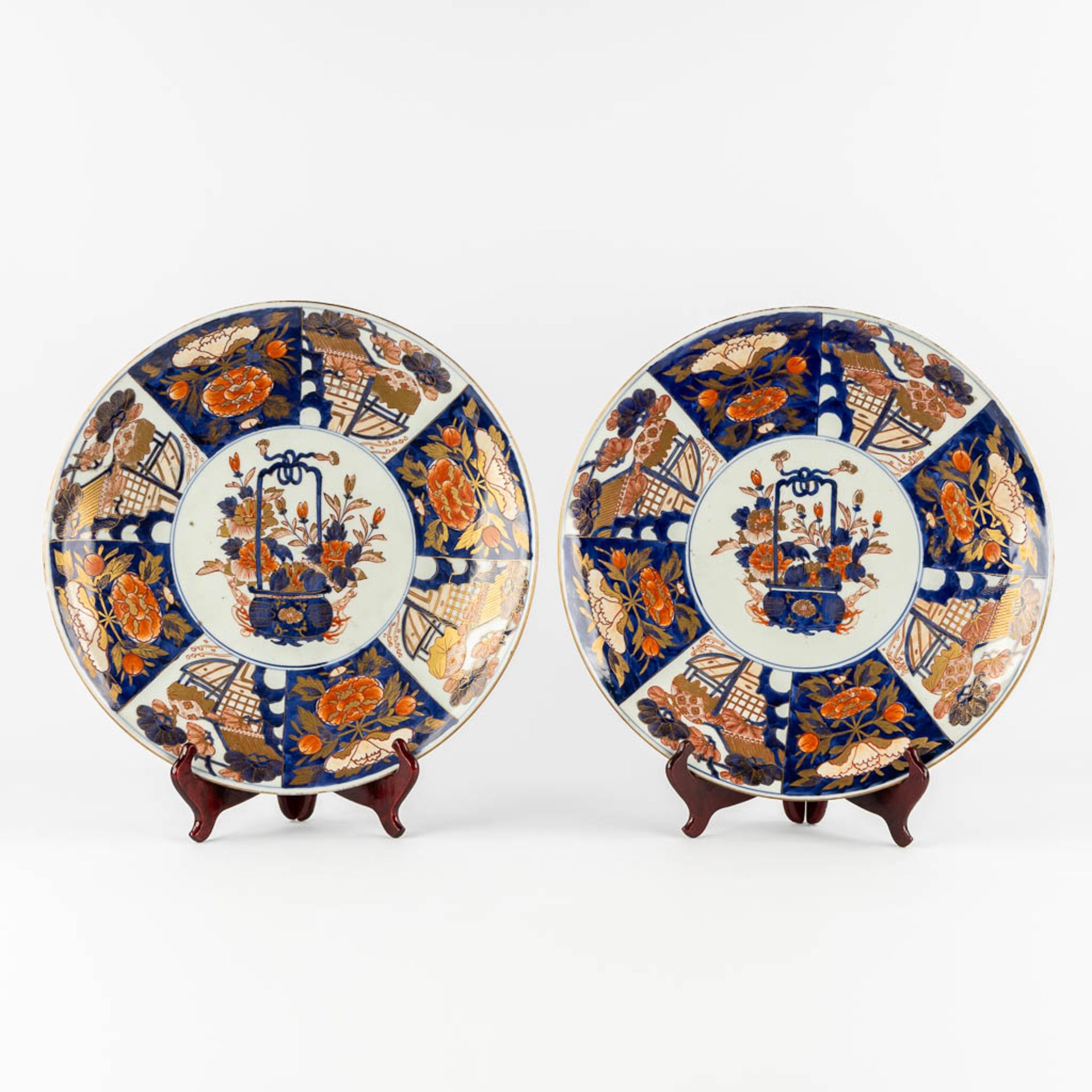 A pair of large Japanese Imari plates, 19th/20th C. (D:47 cm)