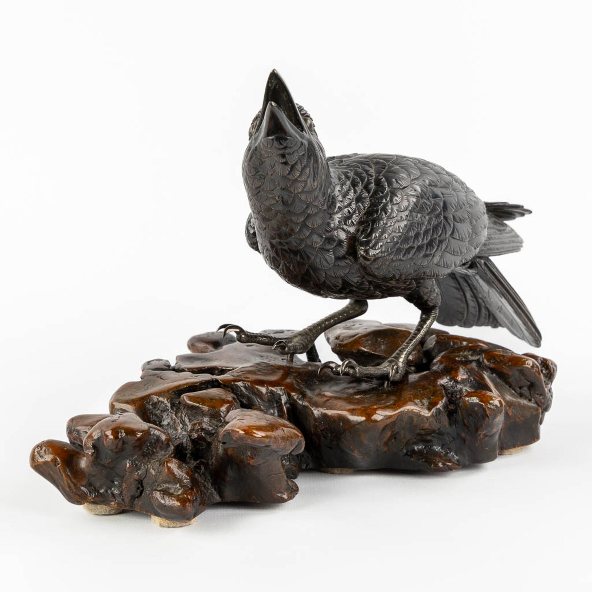 A Raven, patinated bronze mounted on a wood base. Probably Japan. (L:17 x W:30 x H:17 cm) - Image 3 of 10