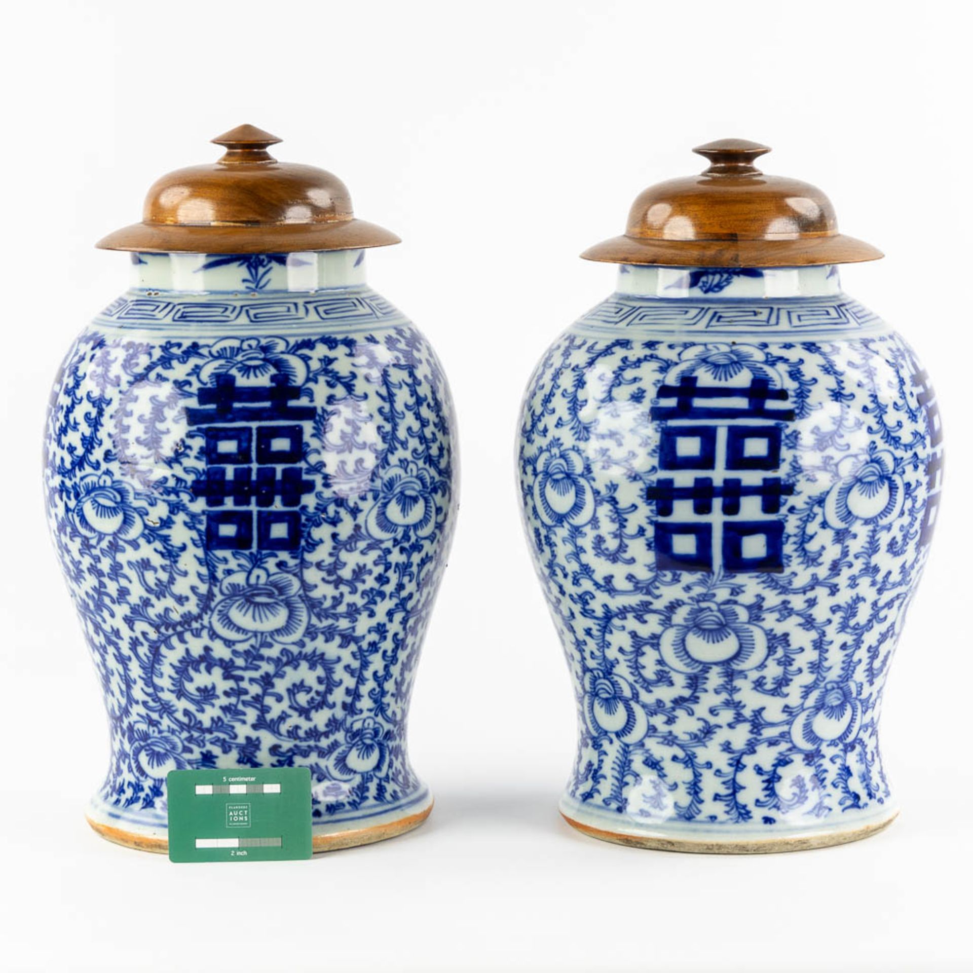 A pair of Chinese vases with a blue-white decor and a Double Xi-sign. 19th/20th C. (H:41 x D:26 cm) - Image 2 of 8