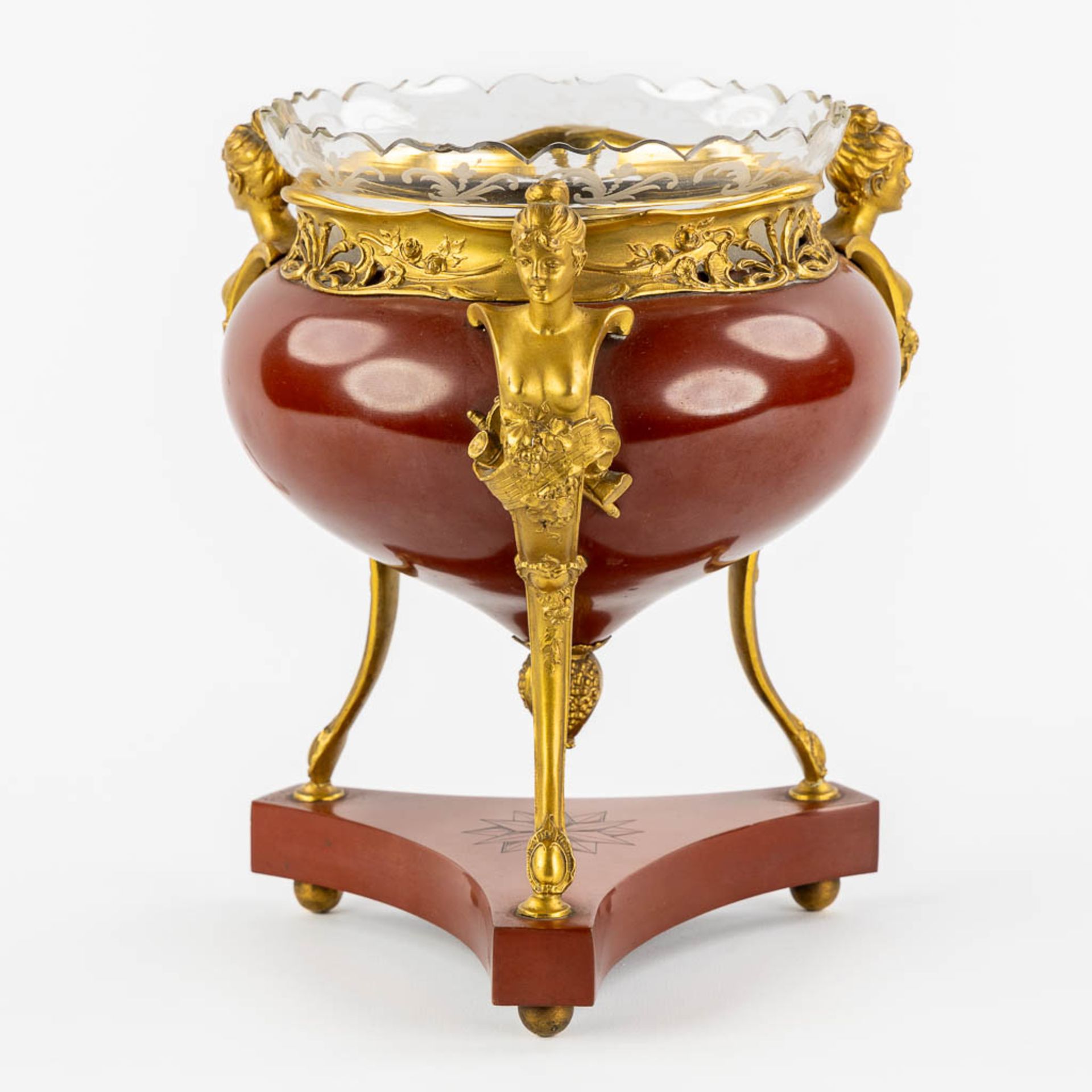 A Table Centerpiece on high feet, gilt and red lacquered bronze in a transitional style. With an etc - Bild 4 aus 12