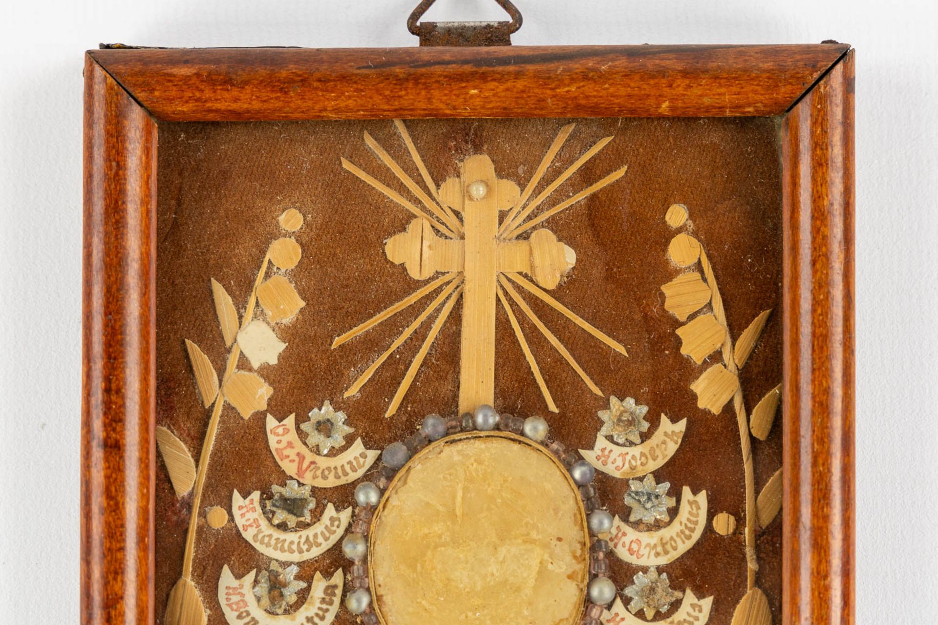 A small reliquary frame with 10 relics and an Agnus Dei. Our Lady, Clara, Colette, Anthony and more. - Image 3 of 6