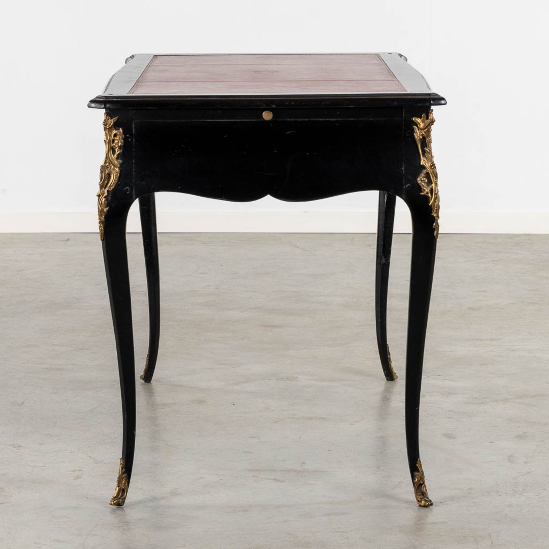 A fine ebonised wood Ladies desk, mounted with gilt bronze in Louis XV style. (L:64 x W:116 x H:76 c - Bild 8 aus 14