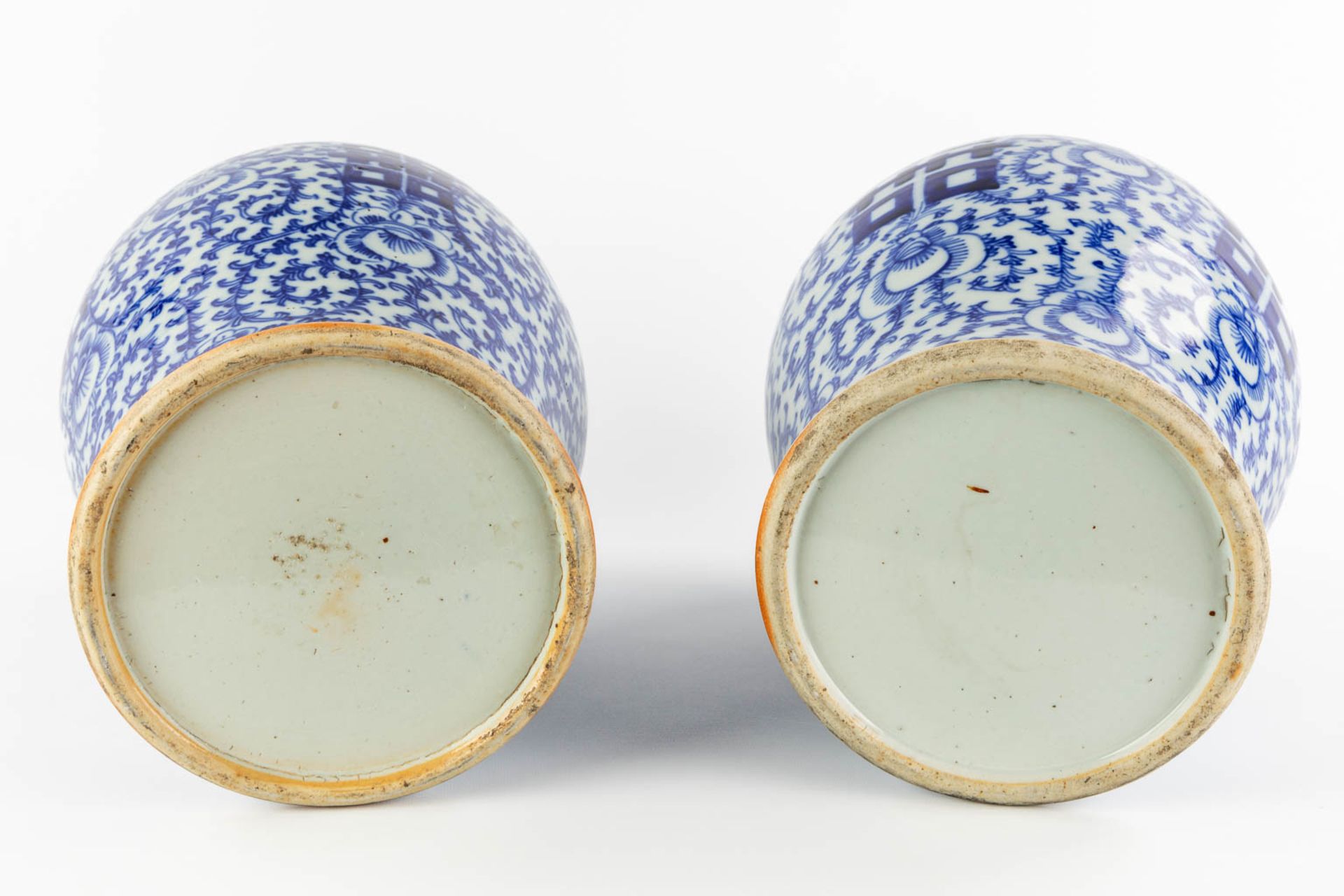 A pair of Chinese vases with a blue-white decor and a Double Xi-sign. 19th/20th C. (H:41 x D:26 cm) - Image 6 of 8