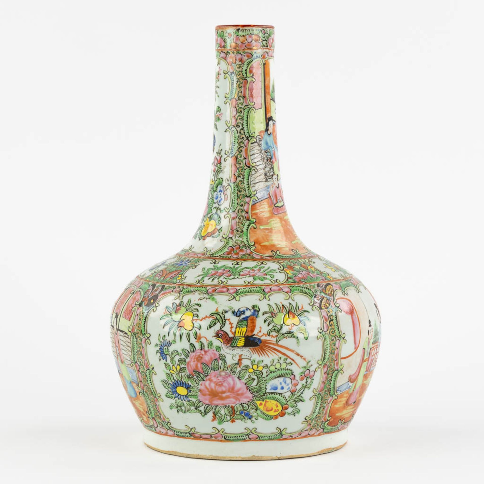 A Chinese Canton vase with a long neck, 19th/20th C. (H:33 x D:22 cm) - Bild 5 aus 10
