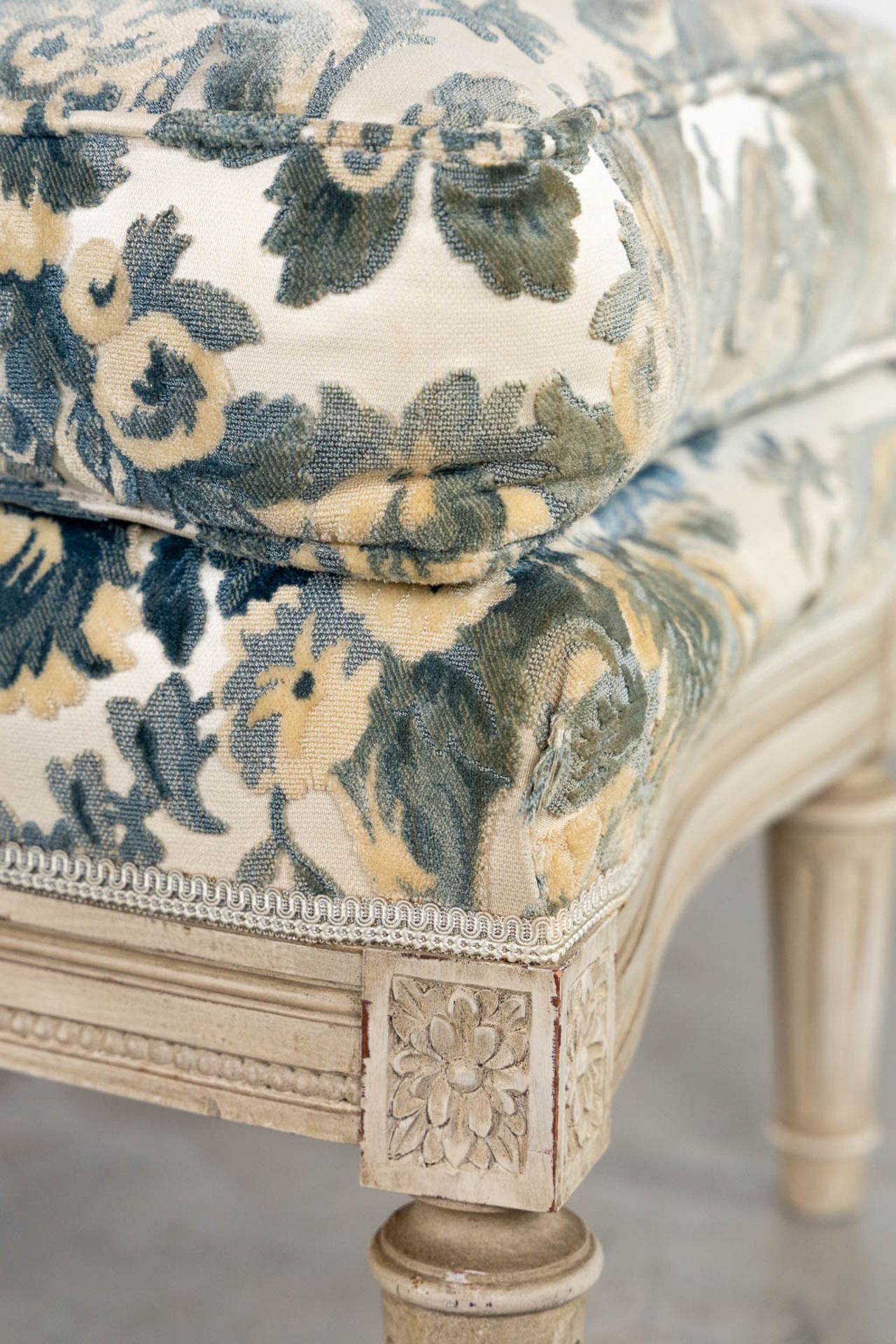 A decorative armchair, sculptured wood in Louis XVI style. (L:90 x W:67 x H:107 cm) - Bild 11 aus 11