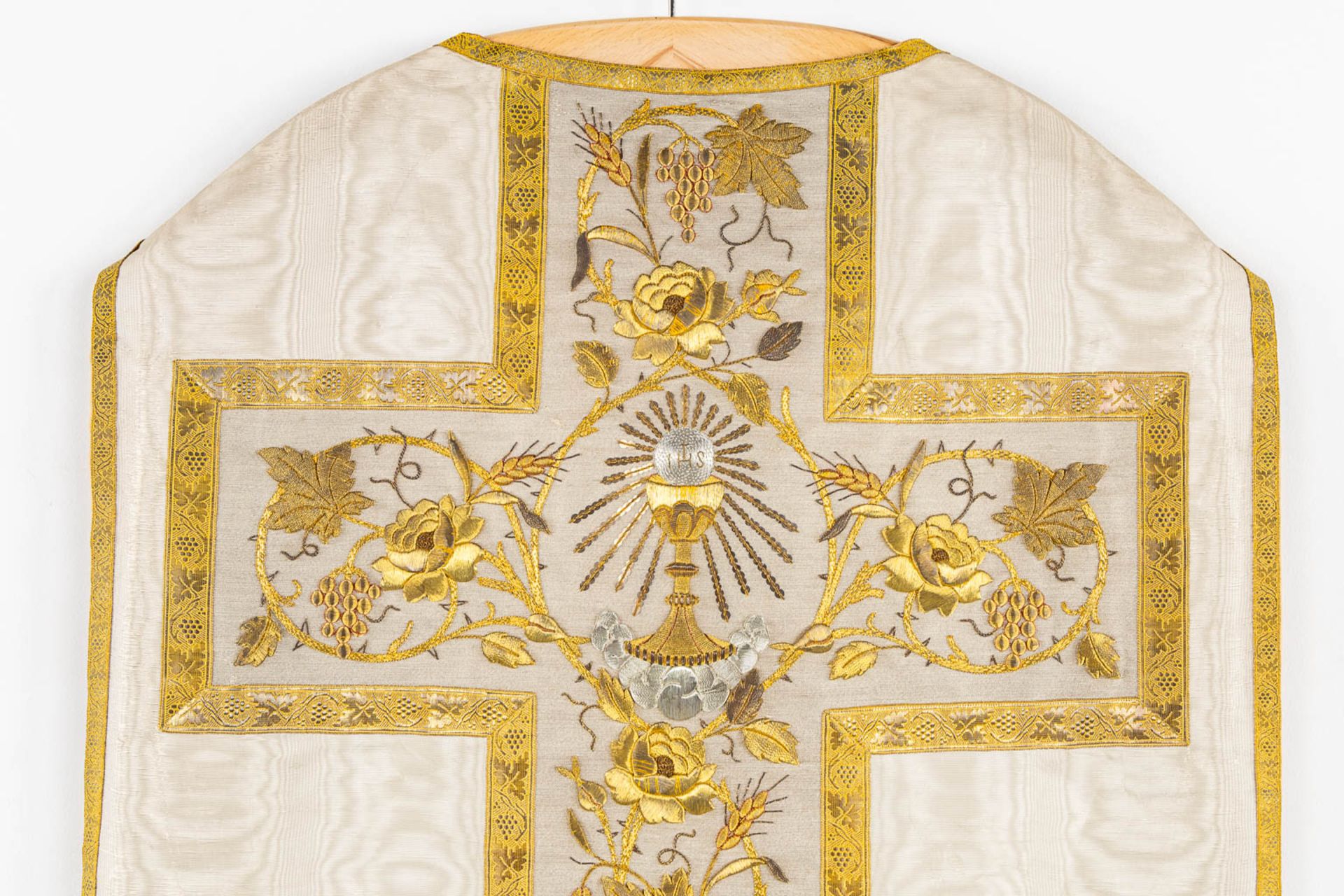 A Roman Chasuble, Thick gold thread brocade with floral decors and the Holy Grail. - Image 3 of 7