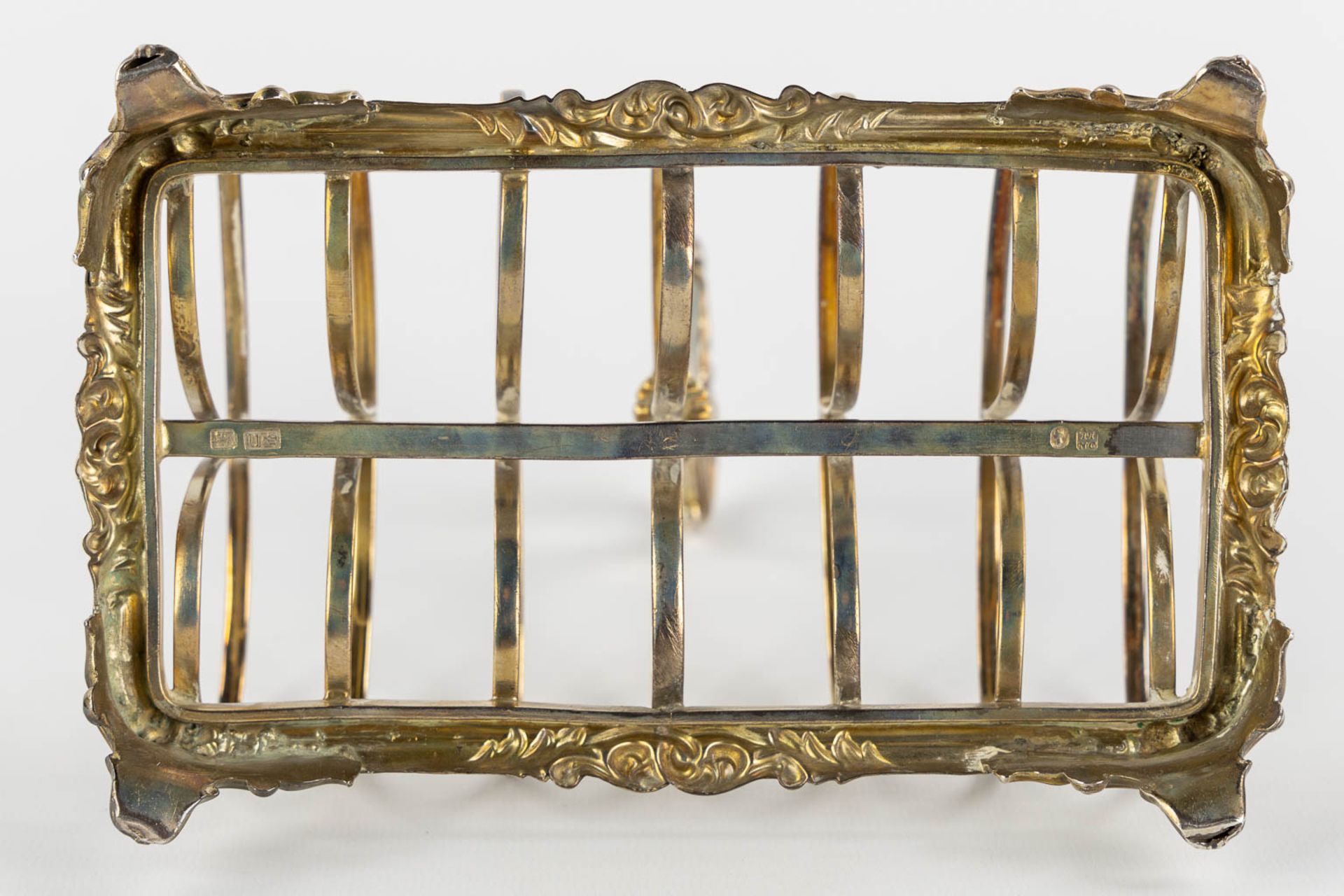 Creswick &amp; Co An antique Victorian 'Toast Rack', Silver, Sheffield, England, 1840. (L:12 x W:19 - Image 8 of 12