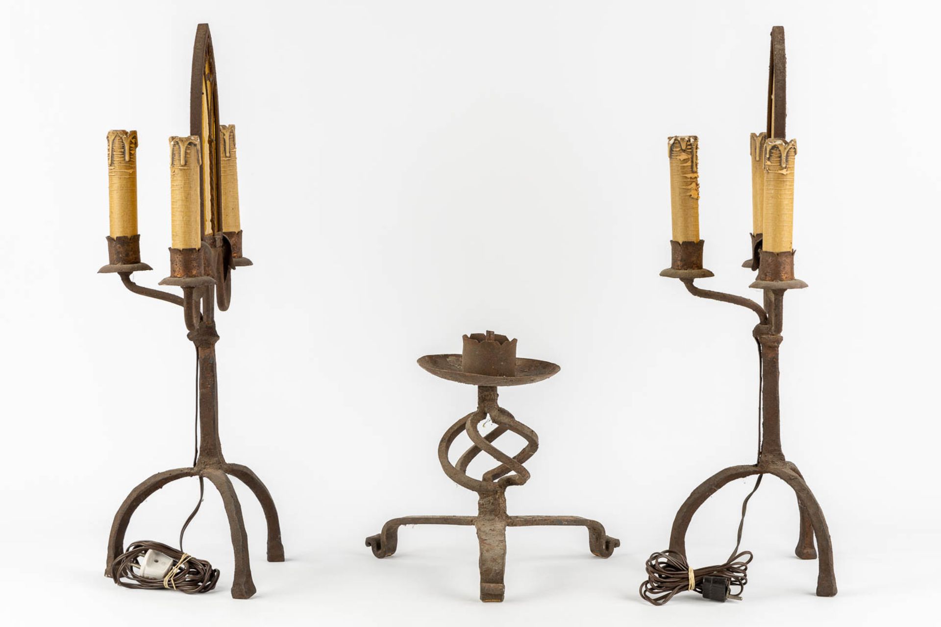 A pair of wrought iron table lamps in a Gothic Revival style. Added a candlestick. (H:63 cm) - Image 4 of 9