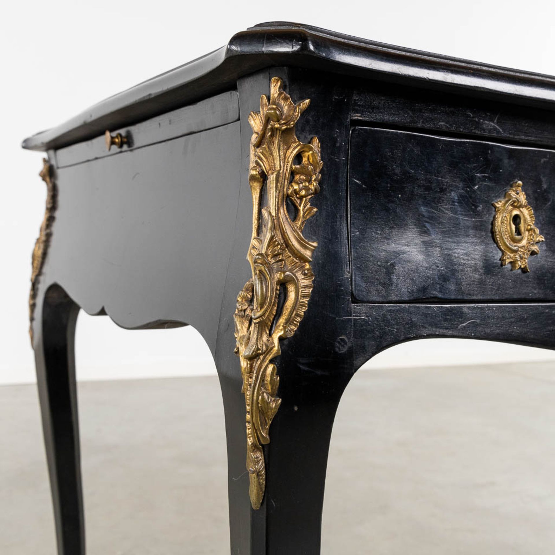 A fine ebonised wood Ladies desk, mounted with gilt bronze in Louis XV style. (L:64 x W:116 x H:76 c - Image 9 of 14