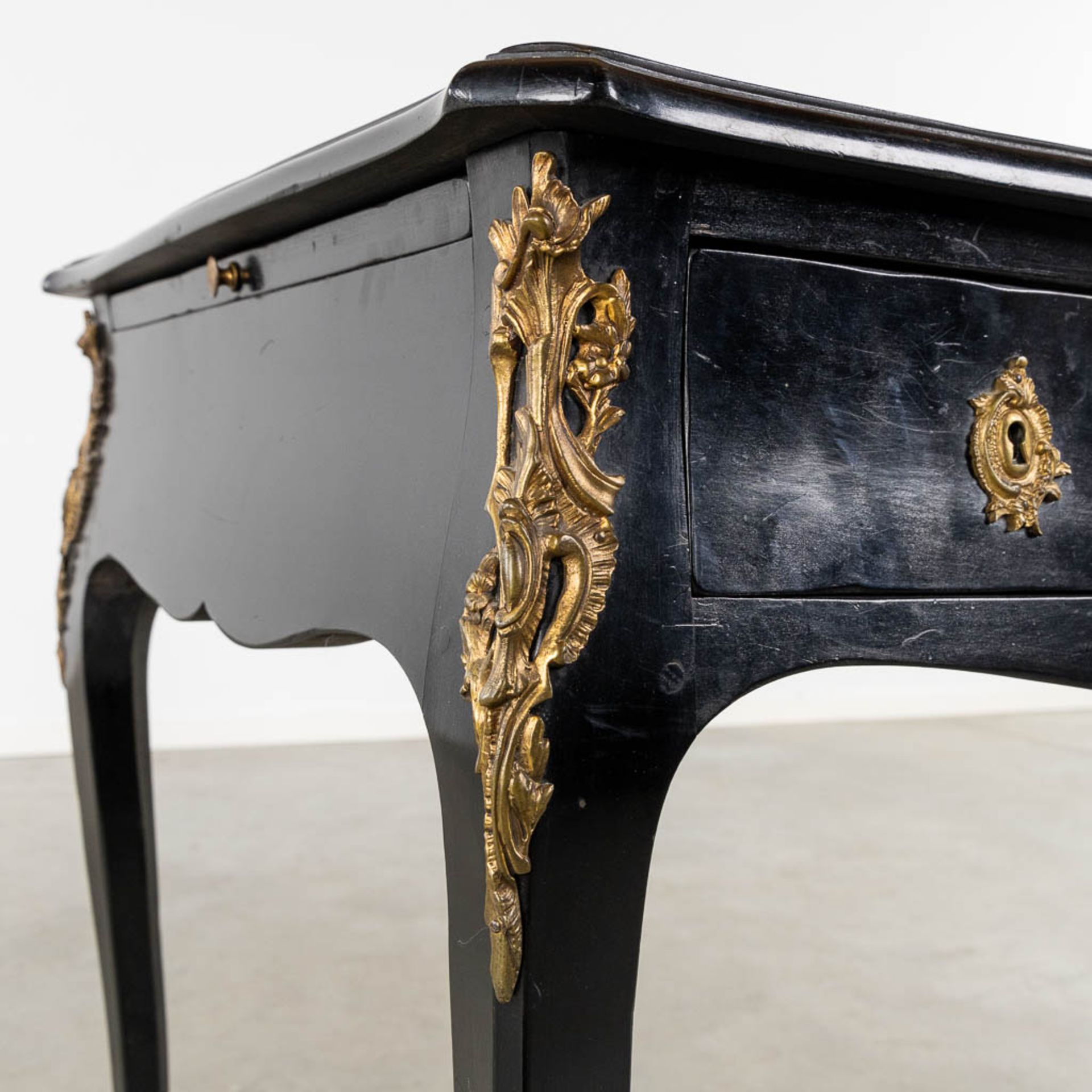 A fine ebonised wood Ladies desk, mounted with gilt bronze in Louis XV style. (L:64 x W:116 x H:76 c - Bild 9 aus 14