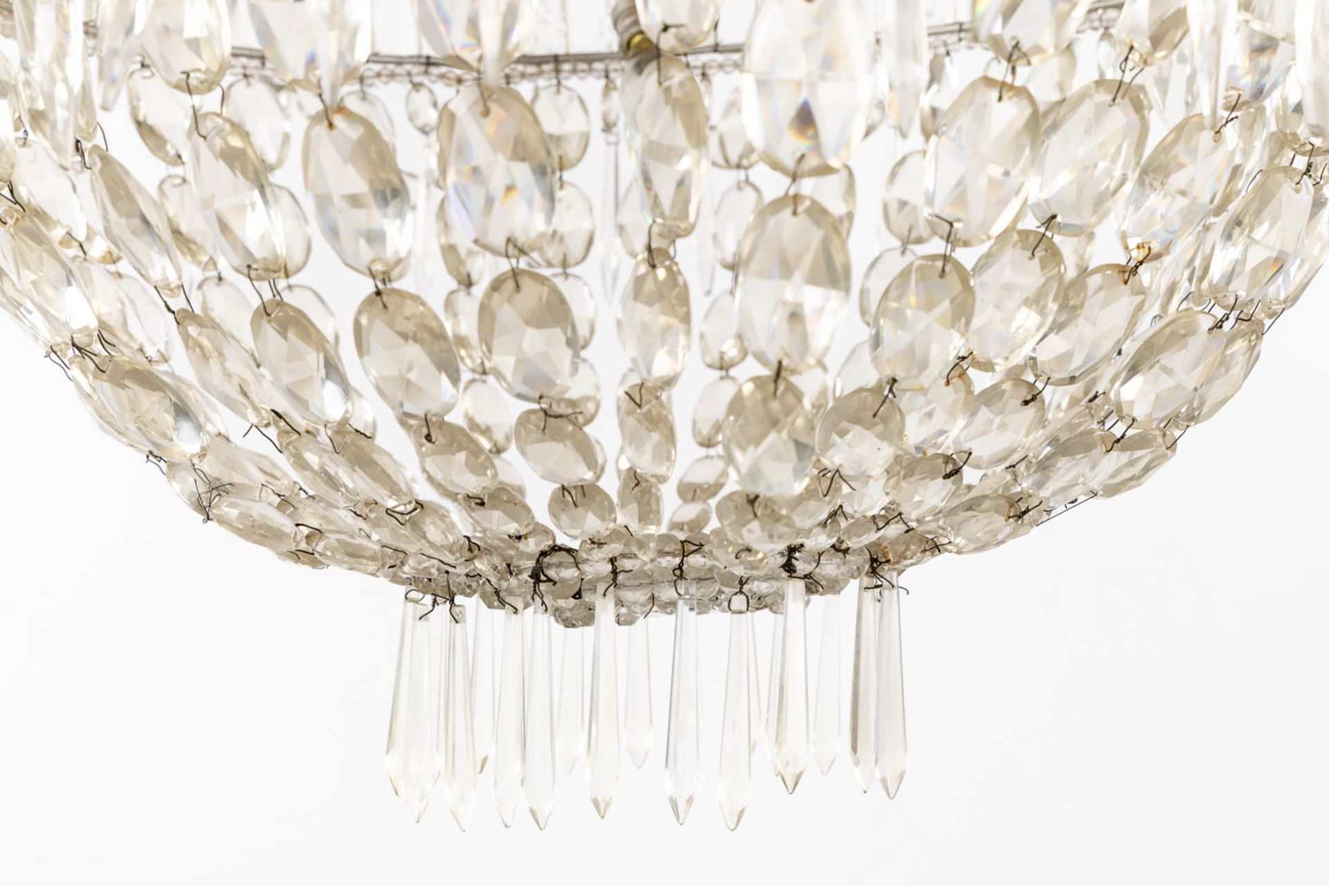 An antique 'Sac-à-Perles' chandelier, metal mounted with glass. Circa 1920. (H:110 x D:76 cm) - Bild 7 aus 8