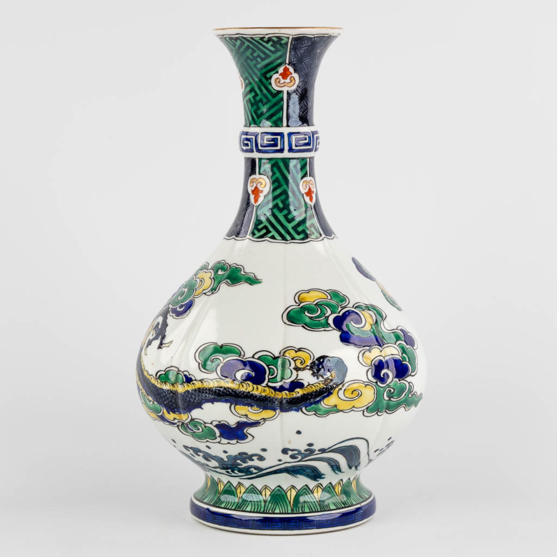 An antique Japanese vase with a three clawed dragon decor, 19th C. (H:30 x D:18 cm) - Image 4 of 10