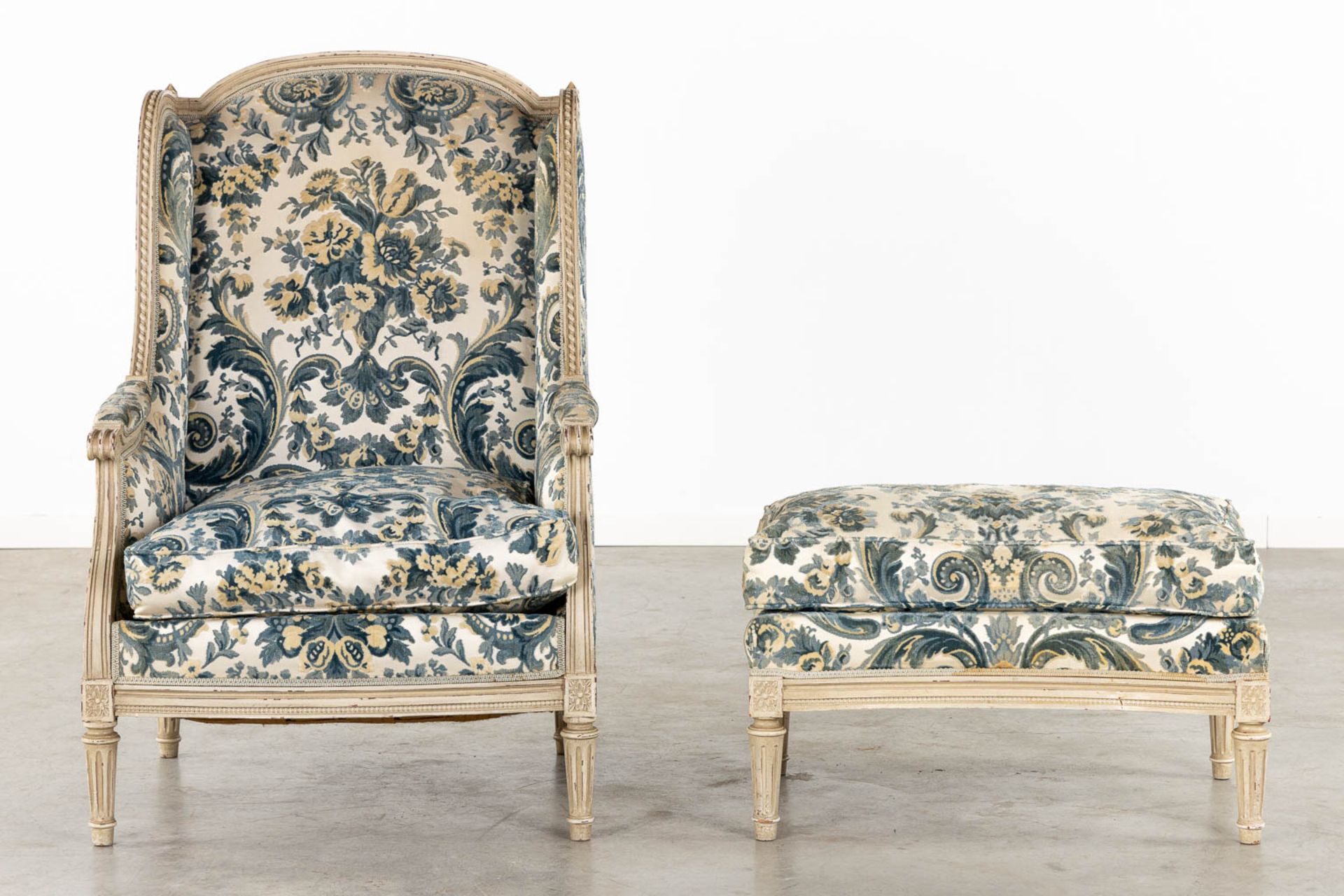 A decorative armchair, sculptured wood in Louis XVI style. (L:90 x W:67 x H:107 cm) - Bild 3 aus 11