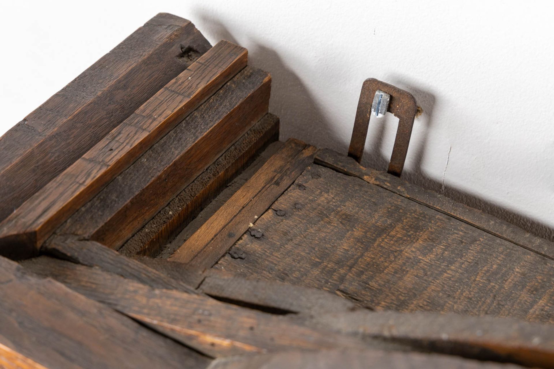 A small wall-mounted display cabinet, Oak, 19th C. (L:23 x W:75 x H:96 cm) - Image 7 of 8