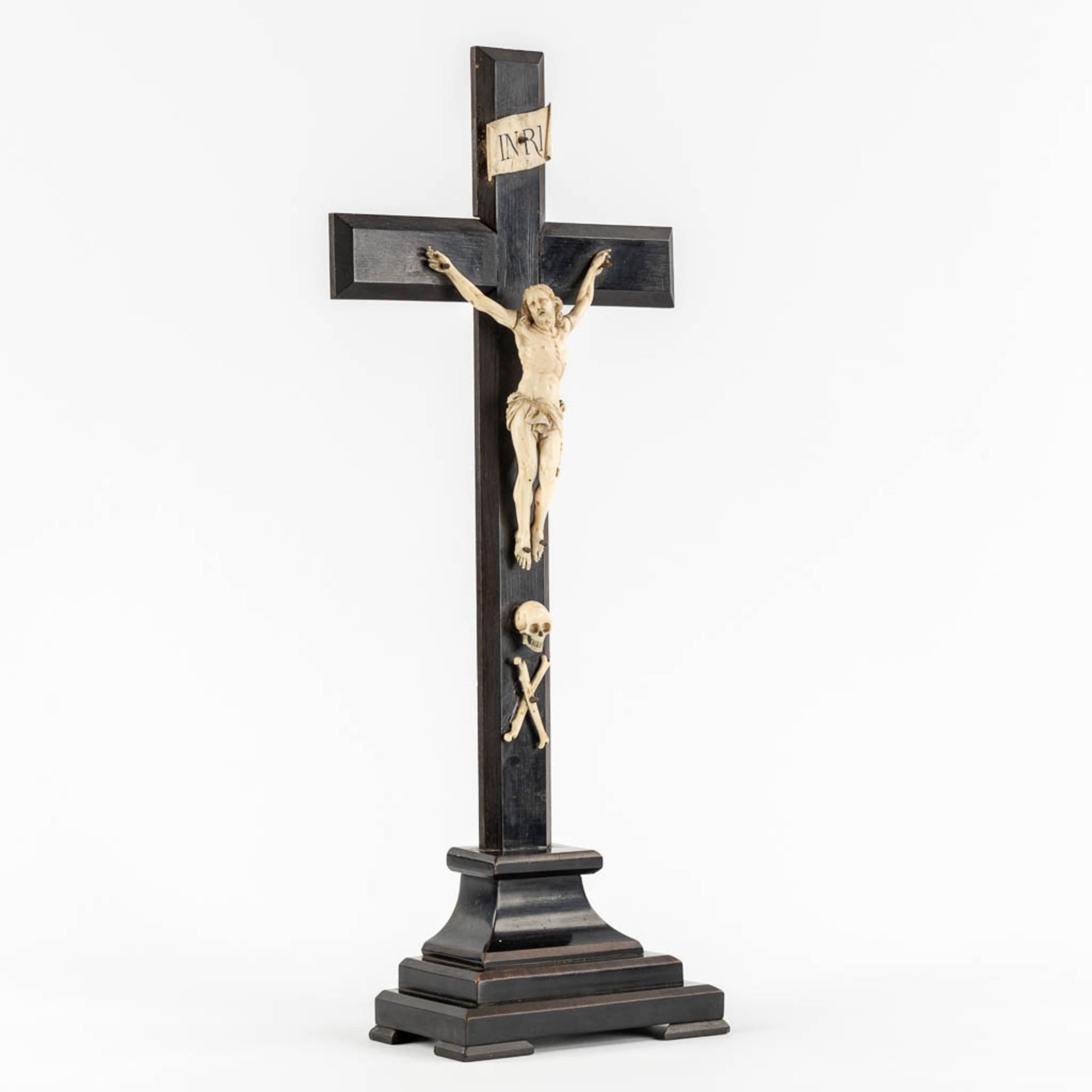 An antique Corpus Christi mounted on an ebonised wood crucifix, Ivory sculpture, 19th C. (L:9,5 x W: - Bild 3 aus 11
