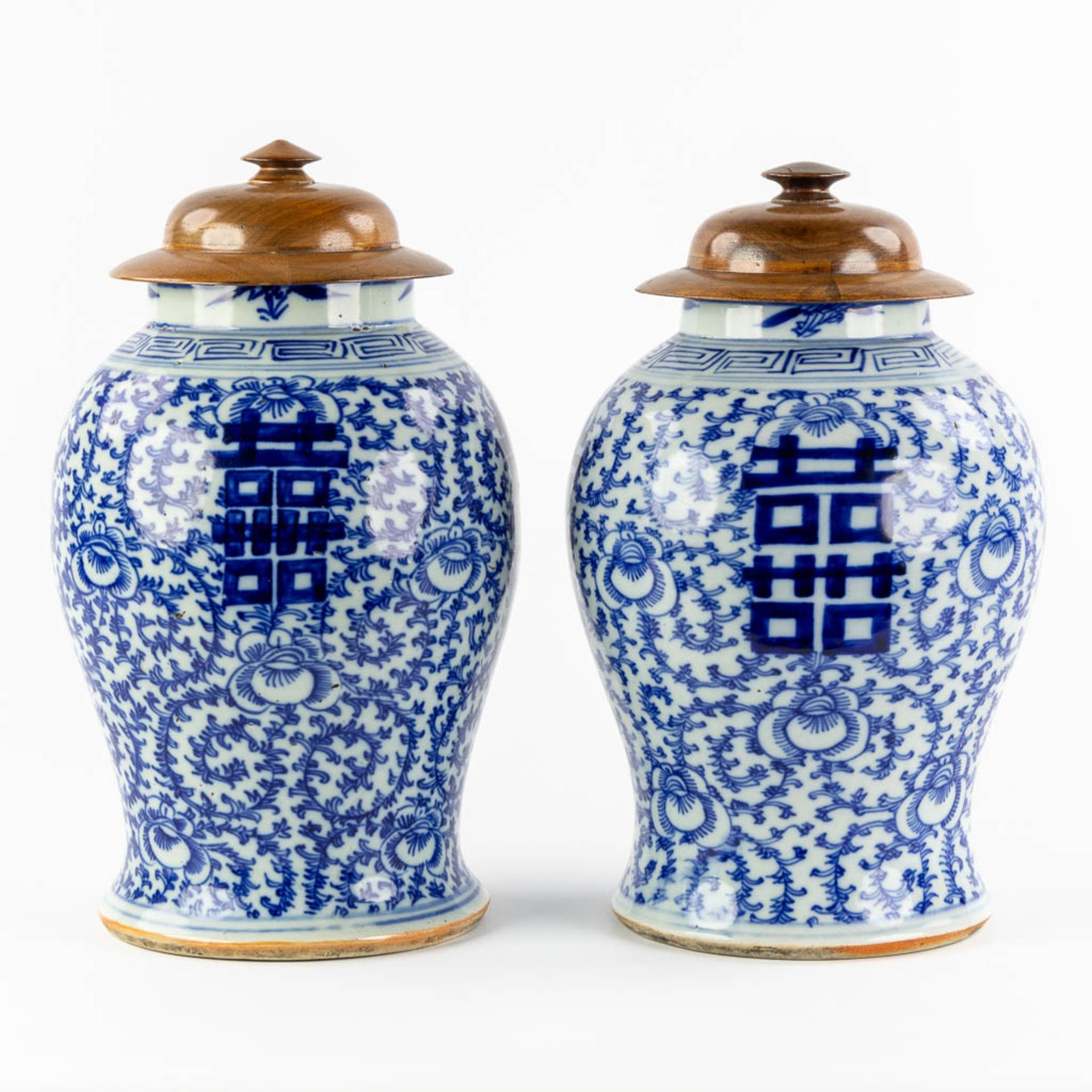 A pair of Chinese vases with a blue-white decor and a Double Xi-sign. 19th/20th C. (H:41 x D:26 cm) - Image 3 of 8