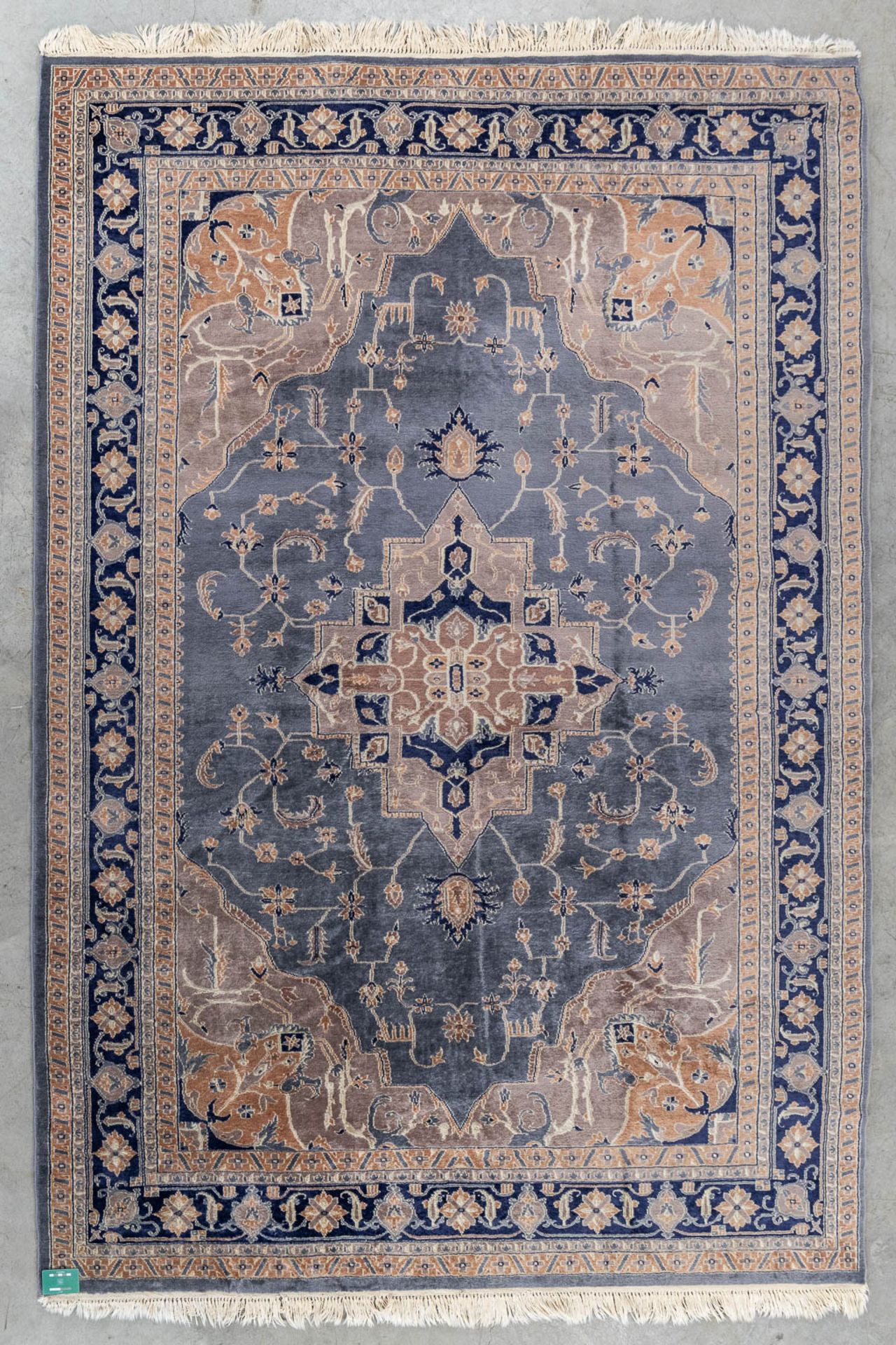 An Oriental hand-made carpet. Serapi. (L:282 x W:194 cm) - Image 2 of 7