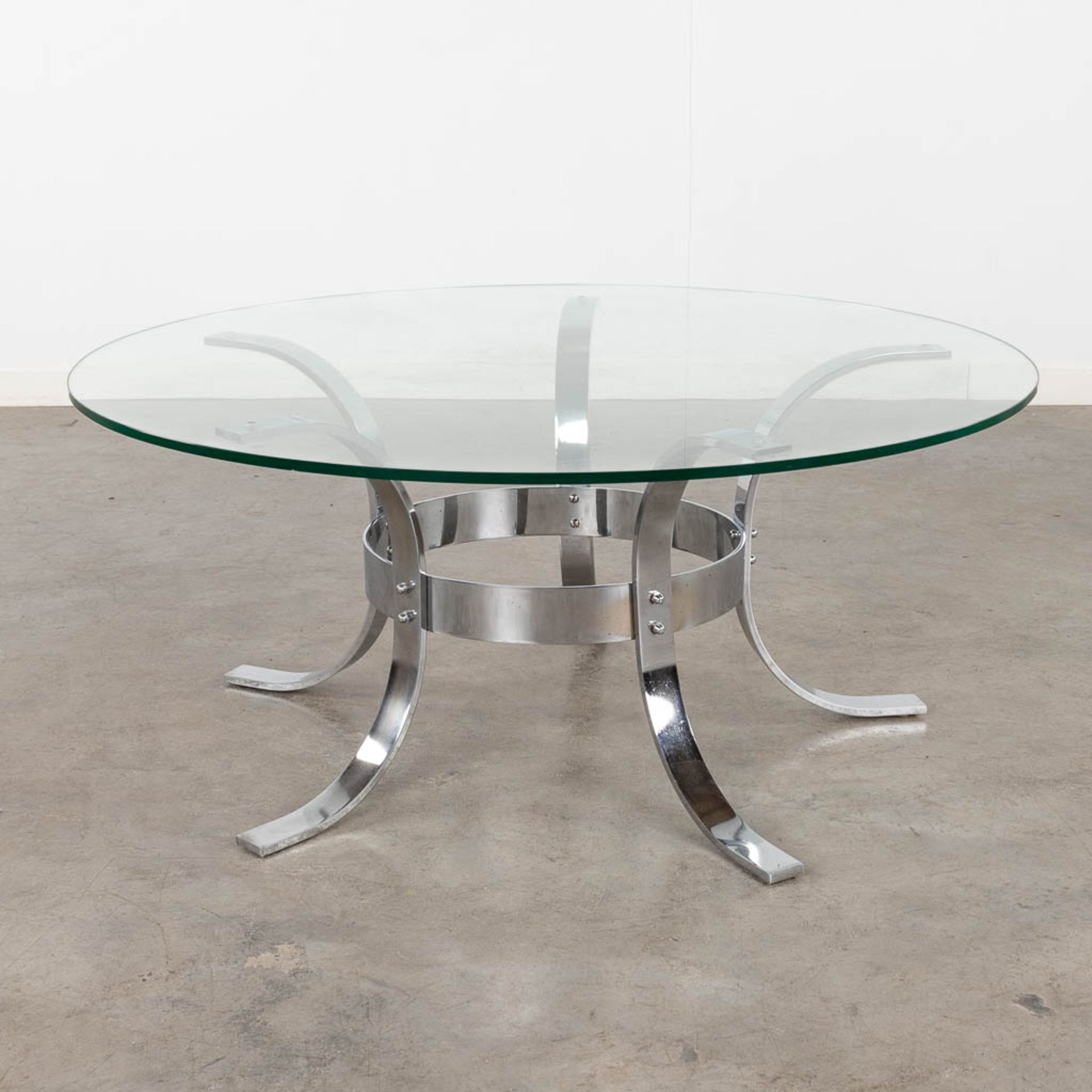 A round coffee table, chrome and glass. Circa 1970-1980. (H:42 x D:100 cm) - Bild 3 aus 6