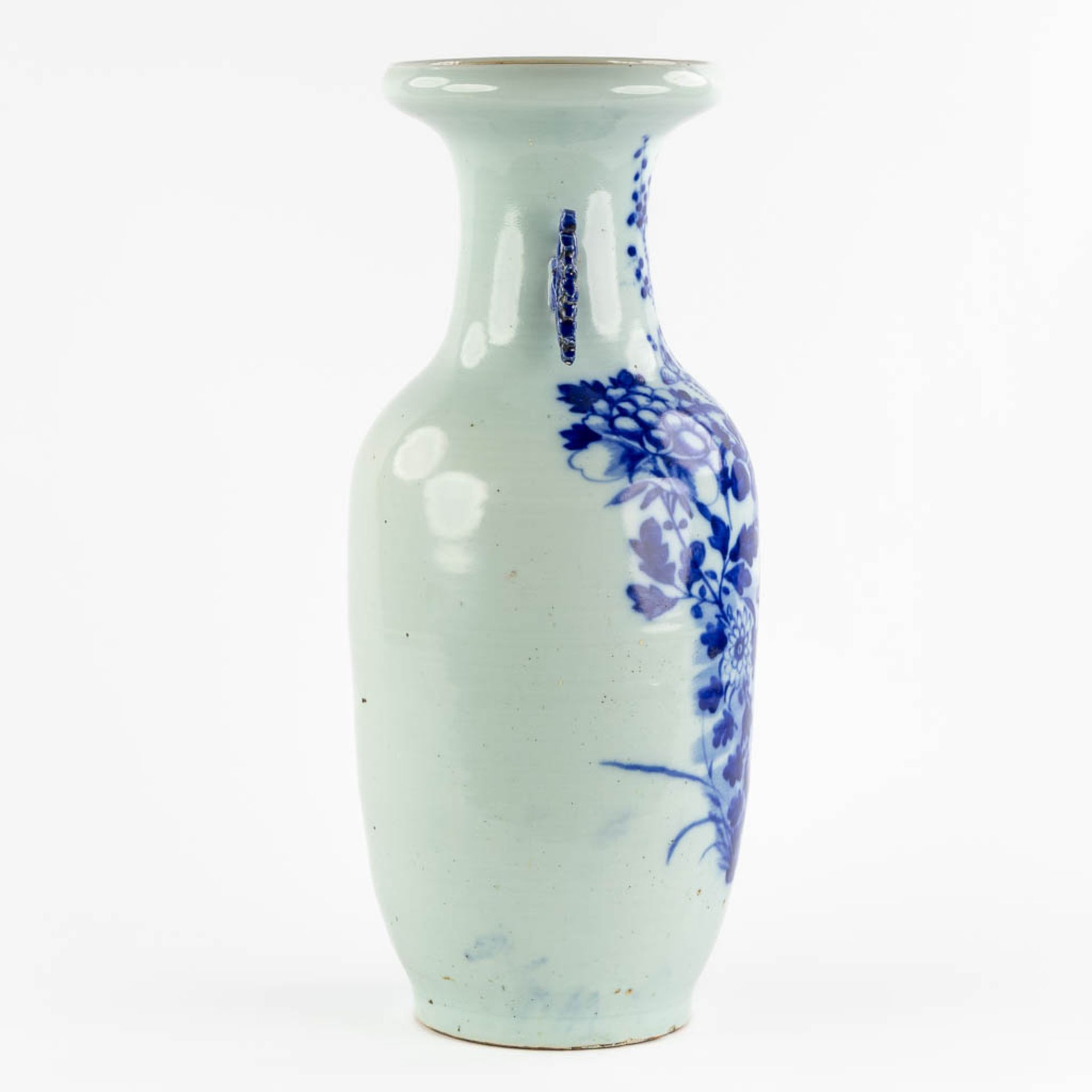 A Chinese Celadon vase with a blue-white fauna and flora decor. 19th/20th C. (H:58 x D:24 cm) - Bild 4 aus 10