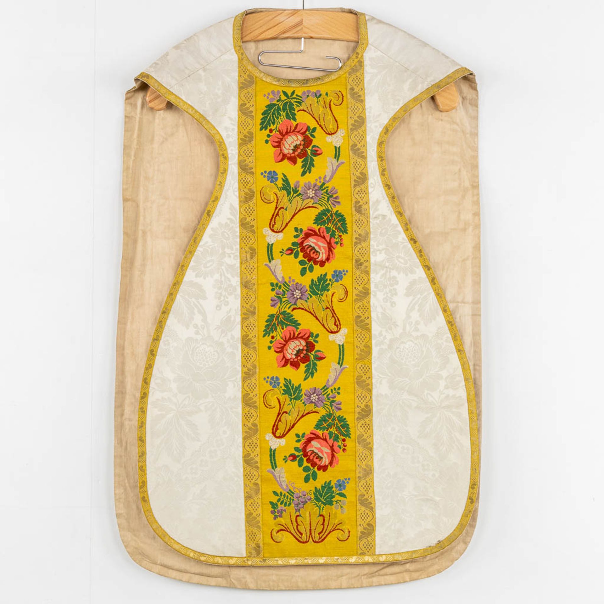 Four Dalmatics and two Roman Chasubles, Embroideries with floral decors. - Bild 34 aus 39