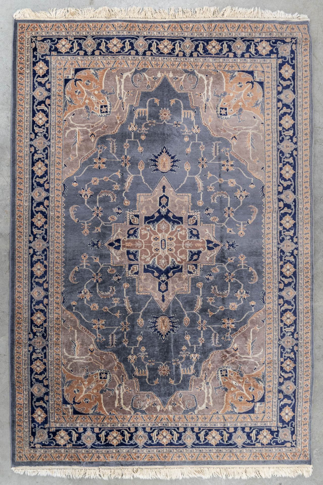 An Oriental hand-made carpet. Serapi. (L:282 x W:194 cm)