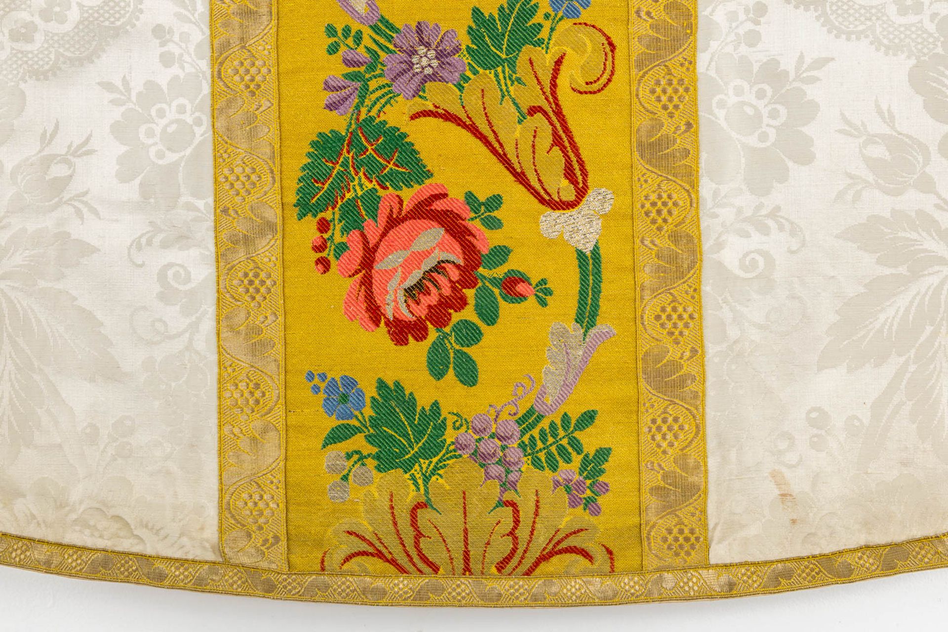 Four Dalmatics and two Roman Chasubles, Embroideries with floral decors. - Bild 33 aus 39