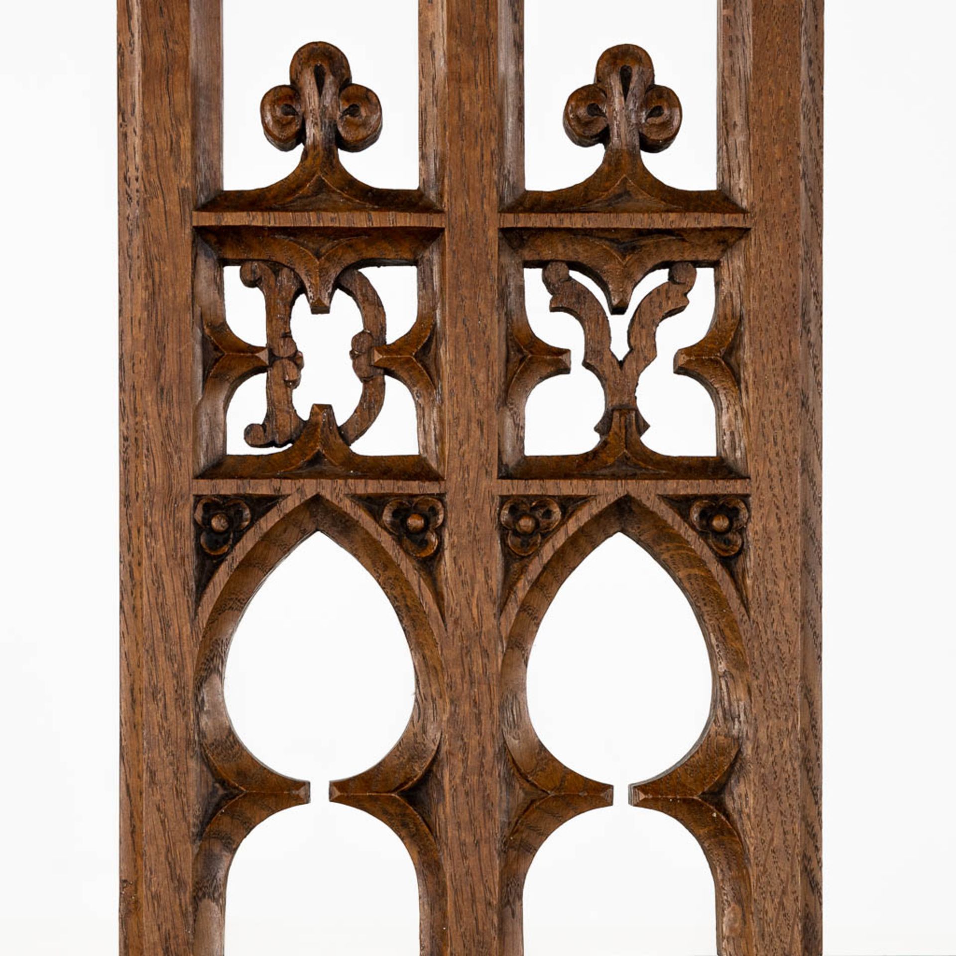 8 Gothic Revival style chairs, sculptured wood. Circa 1900. (L:54 x W:48 x H:123 cm) - Image 9 of 12