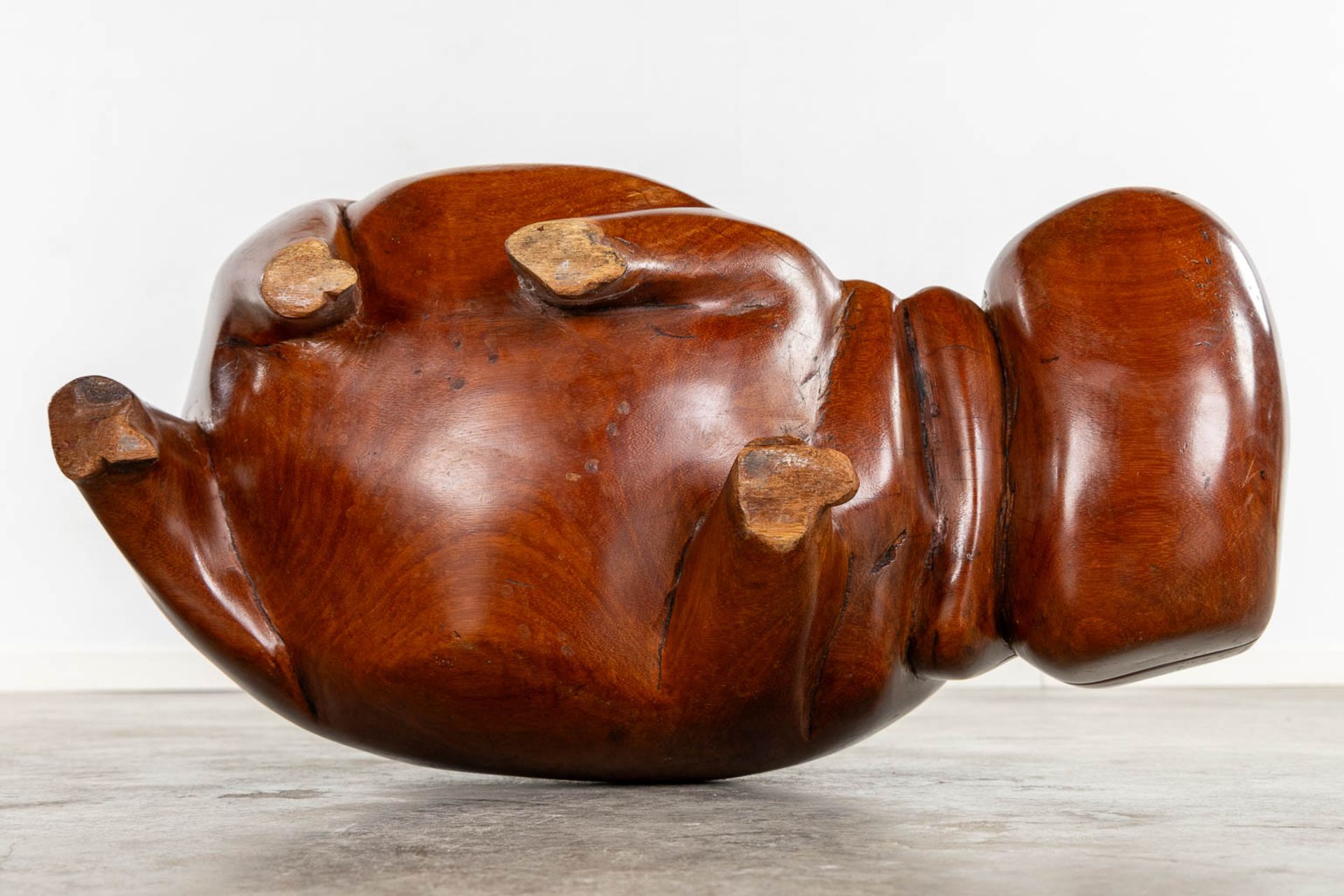 Two benches in the shape of a hippo, sculptured mahogany. (L:50 x W:94 x H:35 cm) - Image 10 of 13