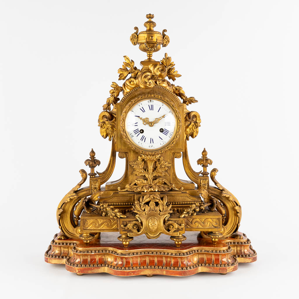 An antique mantle clock, gilt bronze in a Louis XVI style, decorated with ram's heads. Circa 1880. ( - Image 3 of 18
