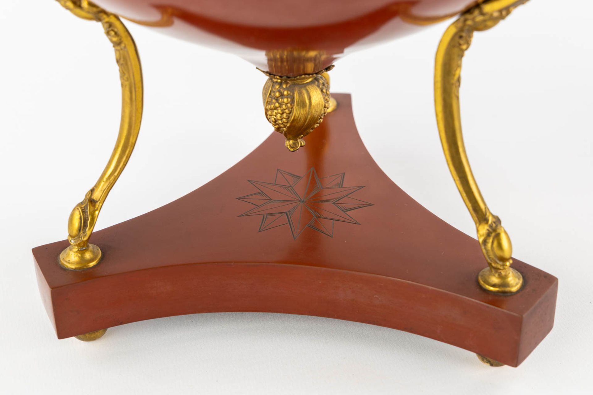 A Table Centerpiece on high feet, gilt and red lacquered bronze in a transitional style. With an etc - Bild 10 aus 12