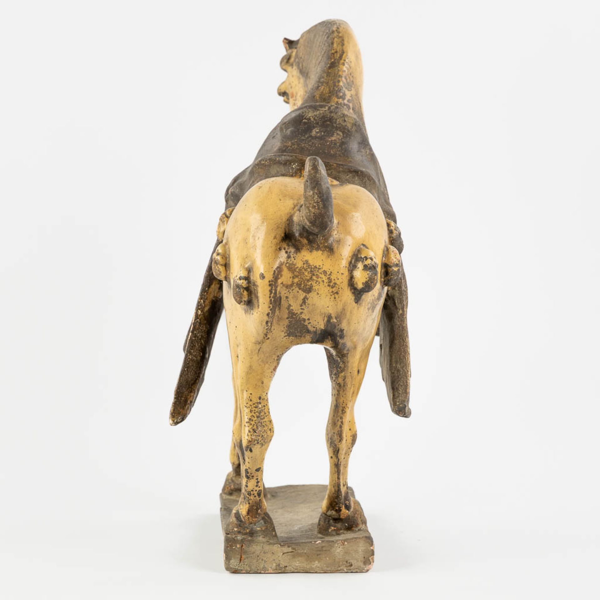 A terracotta figurine of a horse, in the style of Tang Dynasty. (L:20 x W:42 x H:42 cm) - Image 4 of 12