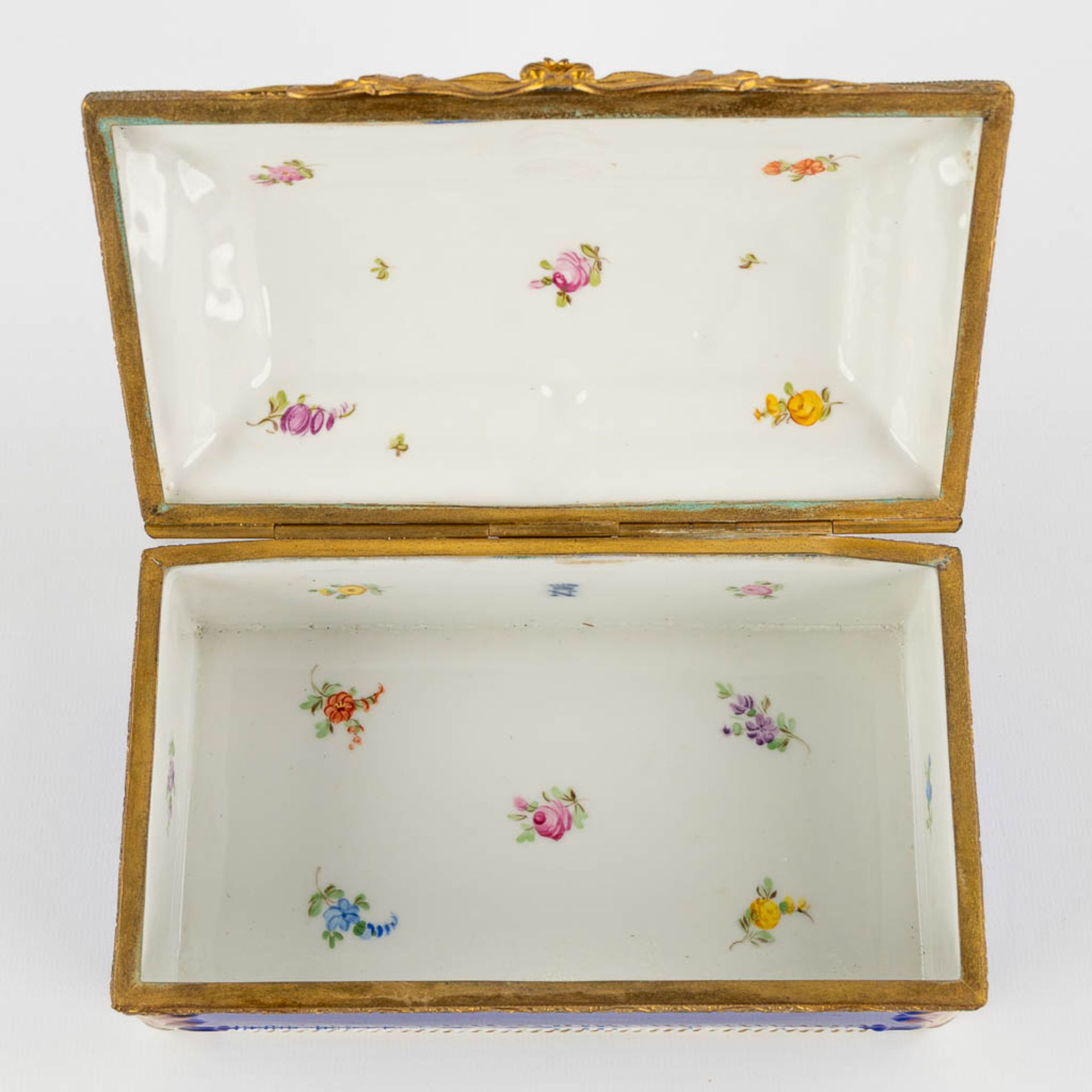 Capodimonte, a finely made porcelain jewellery box. 19th C. (L:10 x W:19 x H:7 cm) - Image 11 of 12