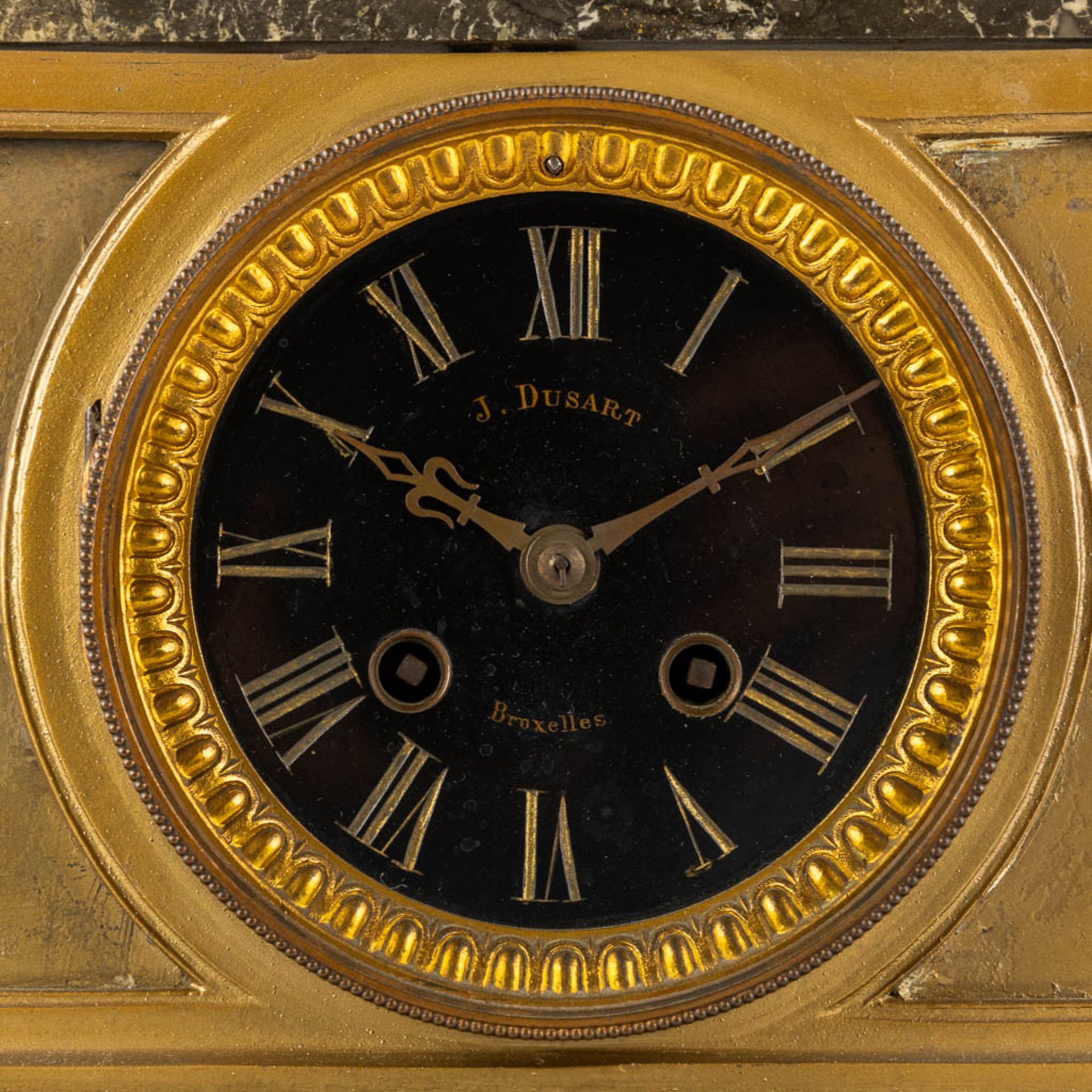 J. Dusart Bruxelles, A mantle clock. Gilt spelter and marble. Circa 1900. (L:20 x W:47 x H:46 cm) - Bild 9 aus 10