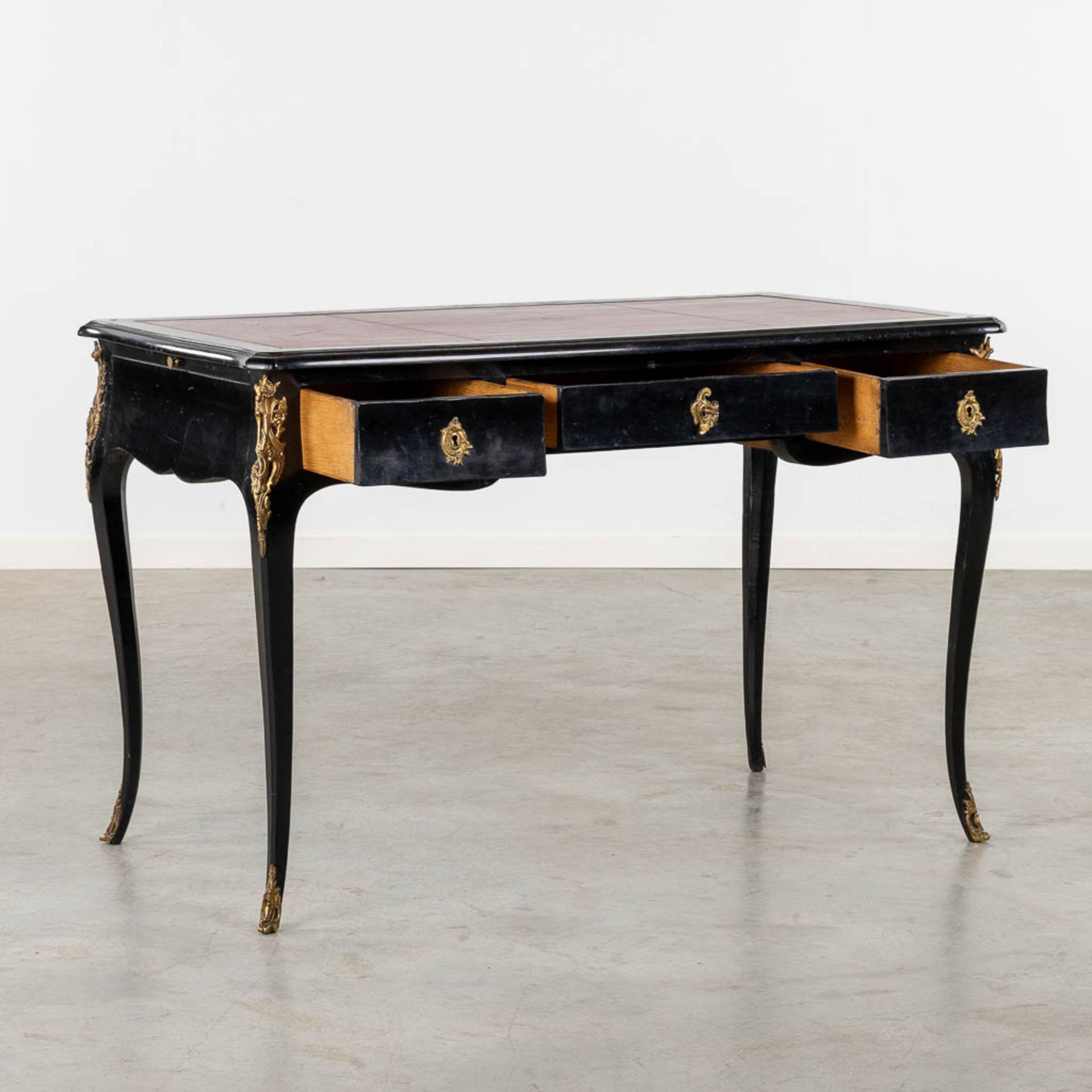 A fine ebonised wood Ladies desk, mounted with gilt bronze in Louis XV style. (L:64 x W:116 x H:76 c - Image 3 of 14