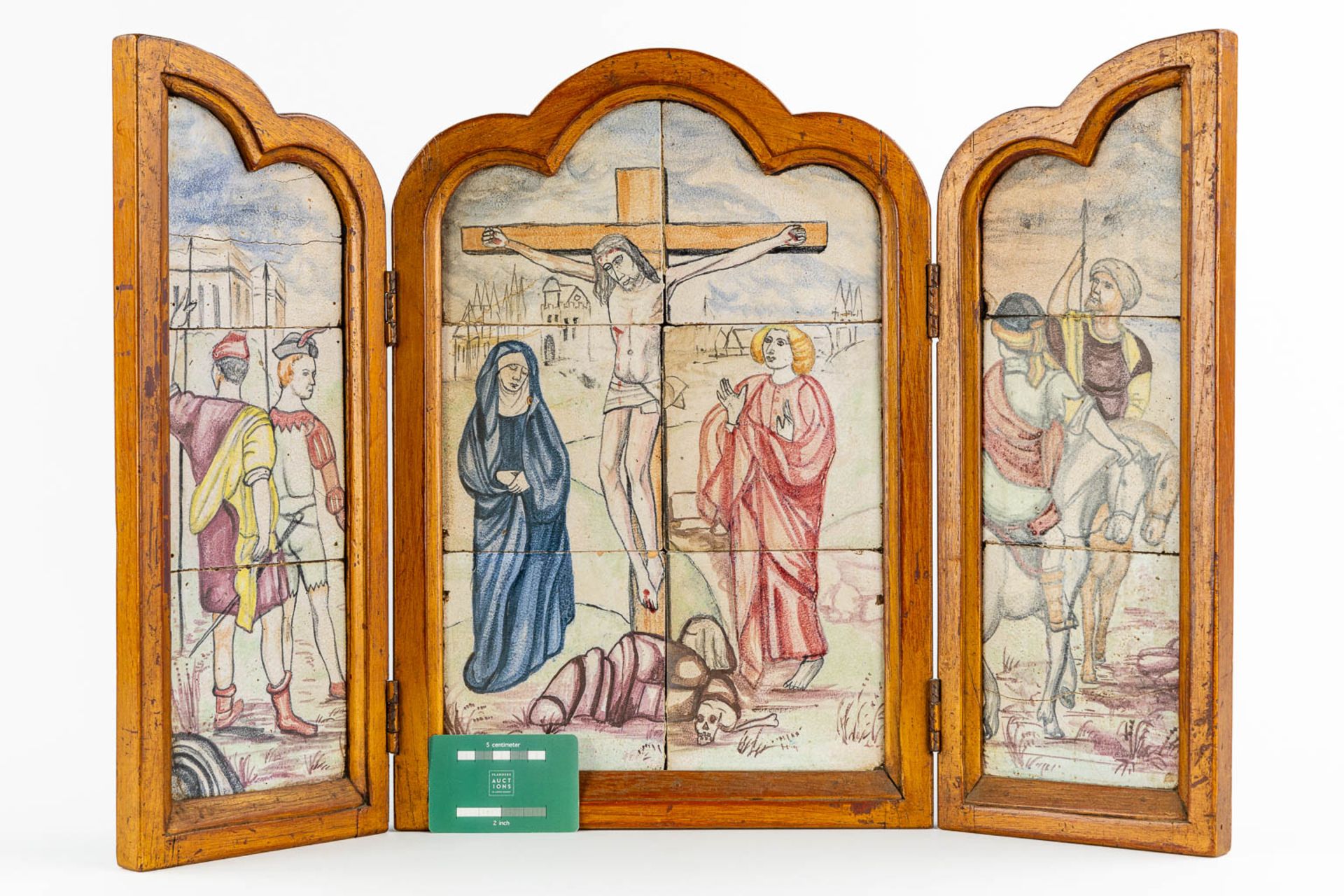 An antique Triptych depicting a Golgotha, glazed faience. 19th C. (W:65 x H:44 cm) - Bild 2 aus 13