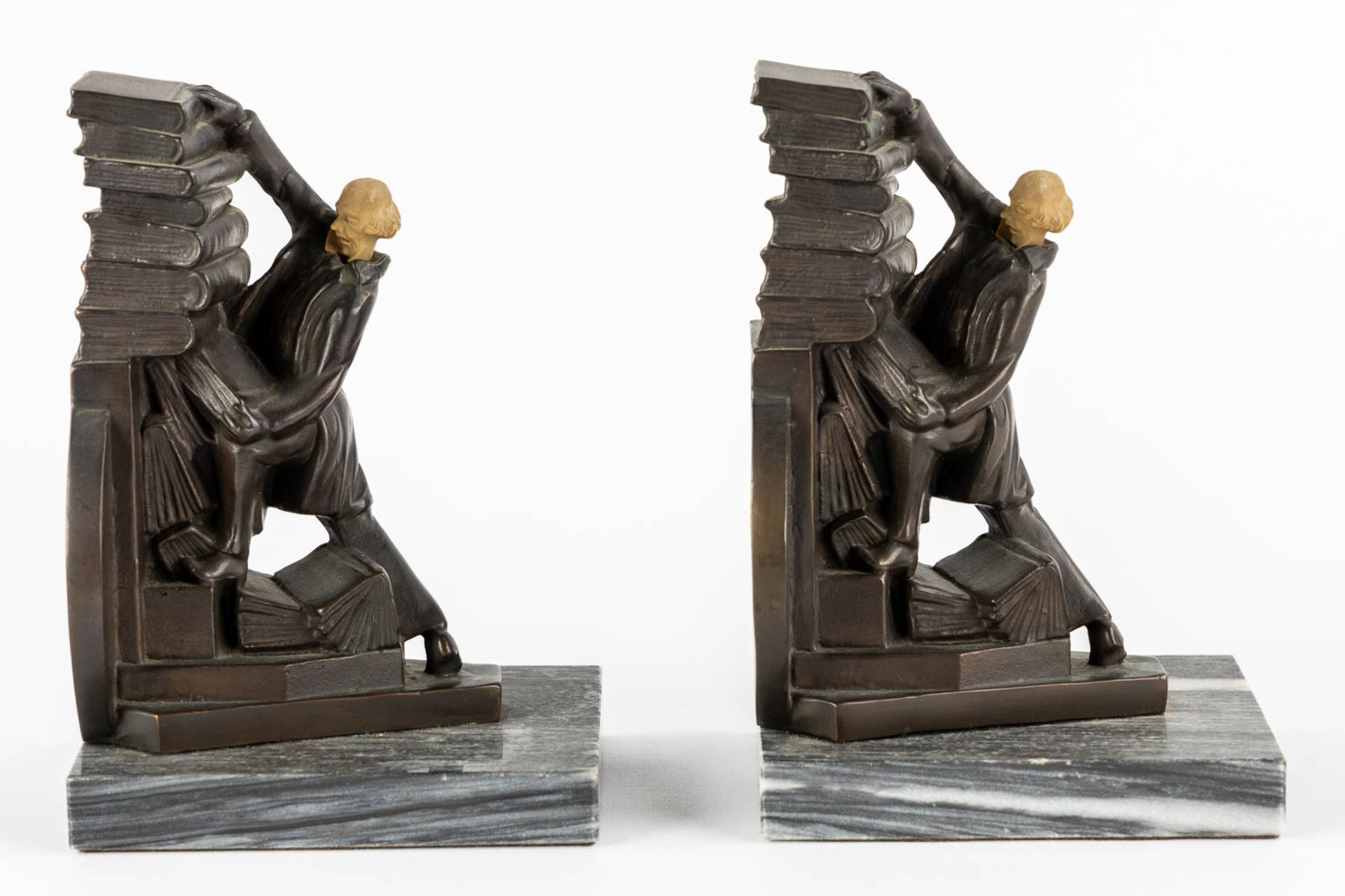 A pair of bronze 'book ends', patinated bronze mounted on marble. Circa 1920. (L:10 x W:12 x H:17 cm - Image 3 of 10