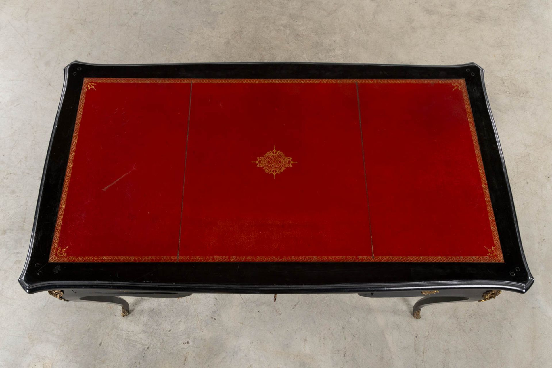 A fine ebonised wood Ladies desk, mounted with gilt bronze in Louis XV style. (L:64 x W:116 x H:76 c - Image 12 of 14