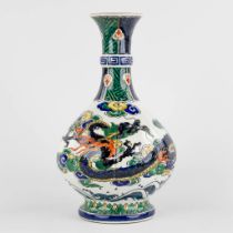 An antique Japanese vase with a three clawed dragon decor, 19th C. (H:30 x D:18 cm)