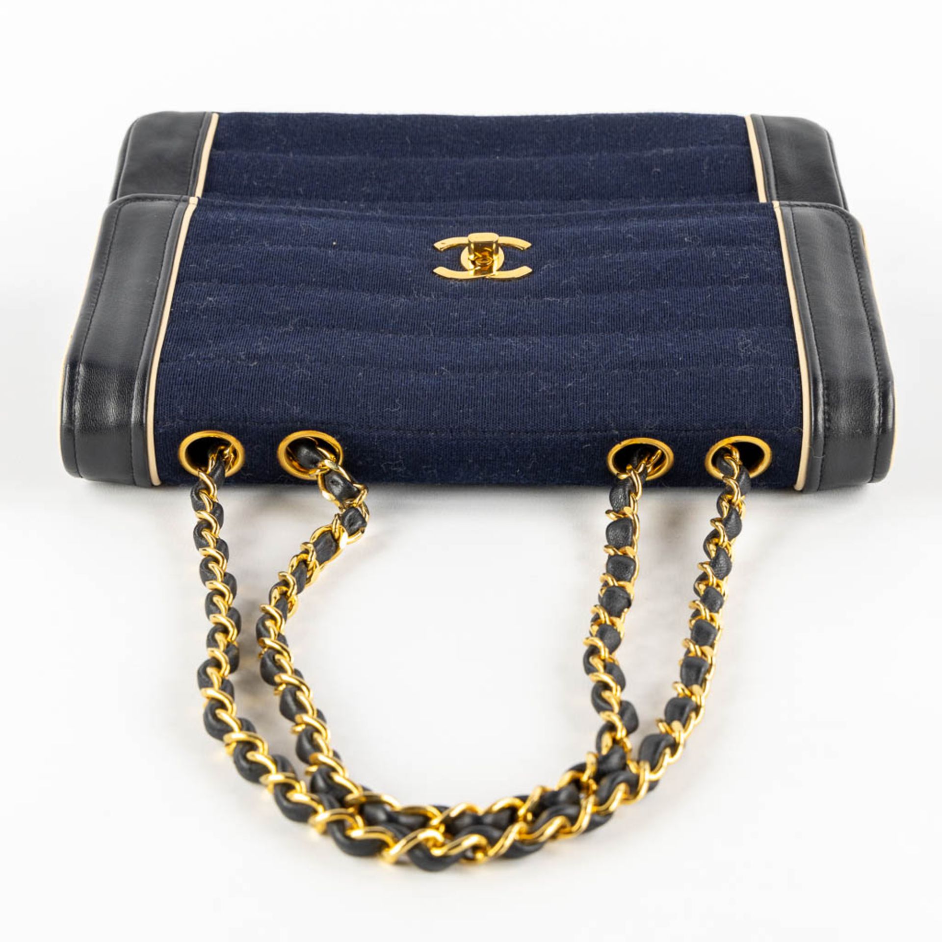 Chanel Classique, a woman's handbag, leather and fabrc. (W:24,5 x H:19 cm) - Image 9 of 17