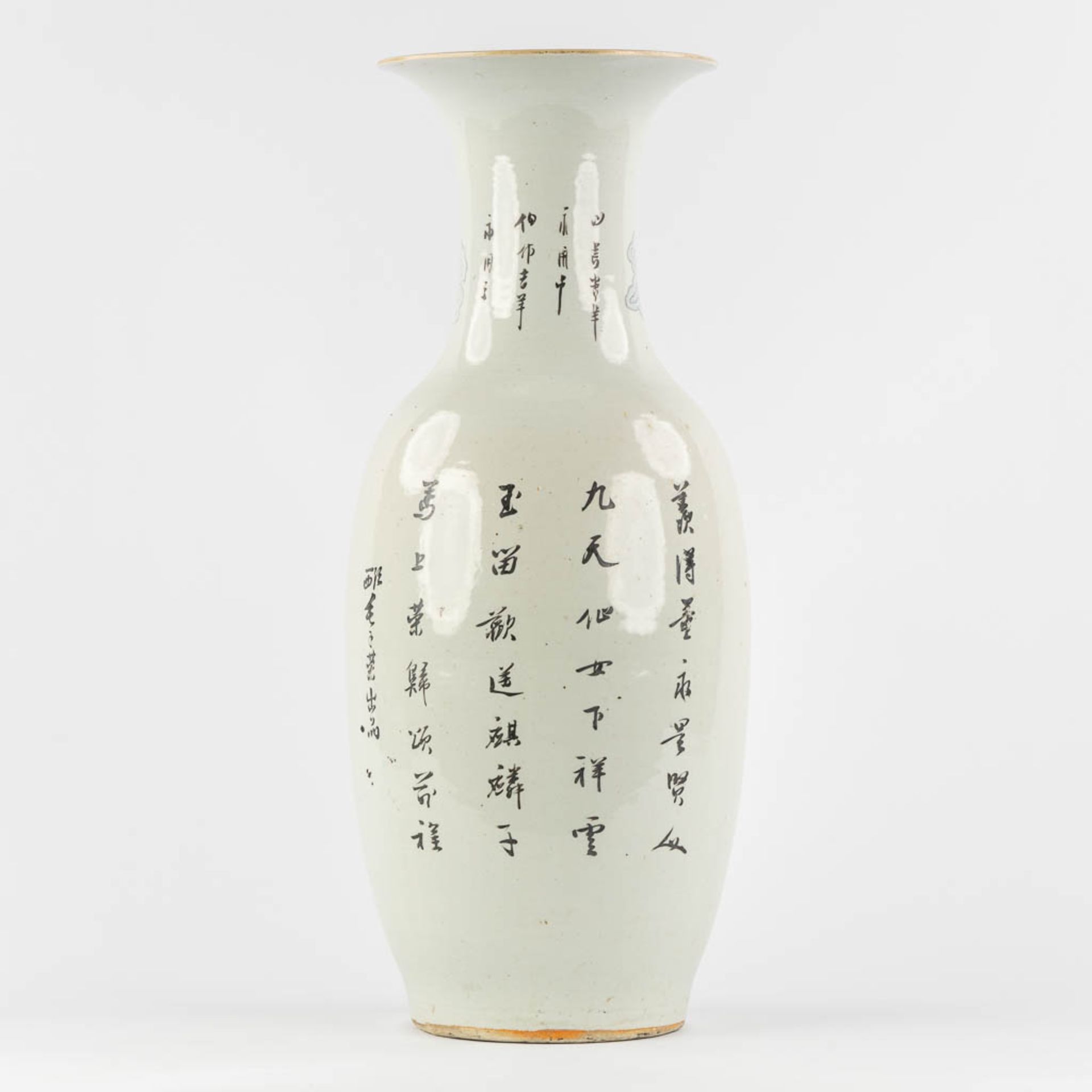 A Chinese vase decorated with ladies. 19th/20th C. (H:58 x D:24 cm) - Image 5 of 13
