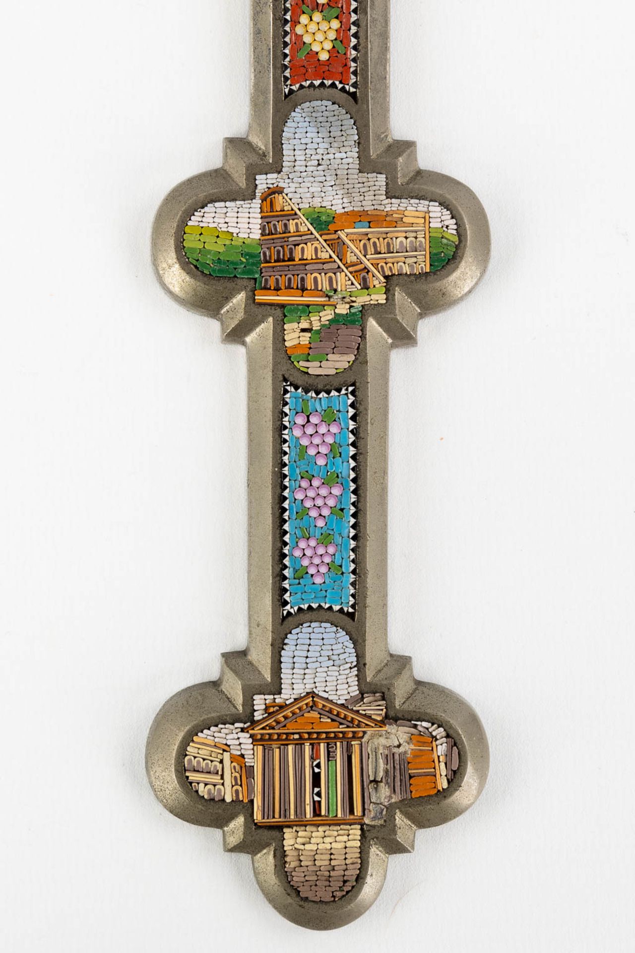 A large crucifix with micromosaic scènes of Italian monuments. Circa 1900. (W:18 x H:30,5 cm) - Image 5 of 7