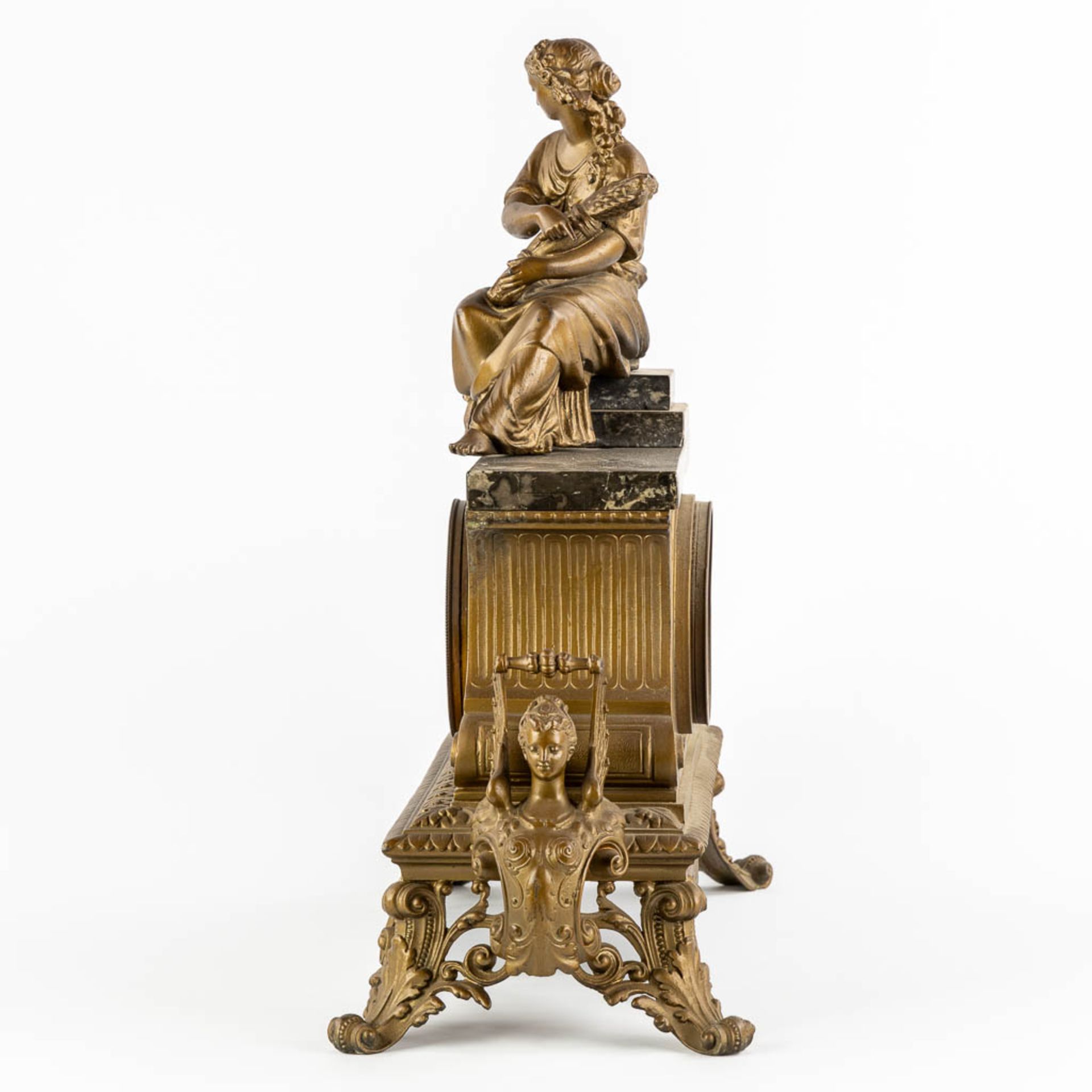 J. Dusart Bruxelles, A mantle clock. Gilt spelter and marble. Circa 1900. (L:20 x W:47 x H:46 cm) - Bild 6 aus 10