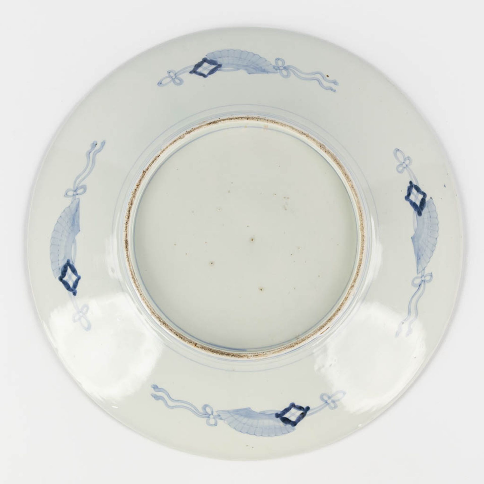 Two Japanese Imari and blue-white plates. 19th/20th C. (D:46 cm) - Image 7 of 14
